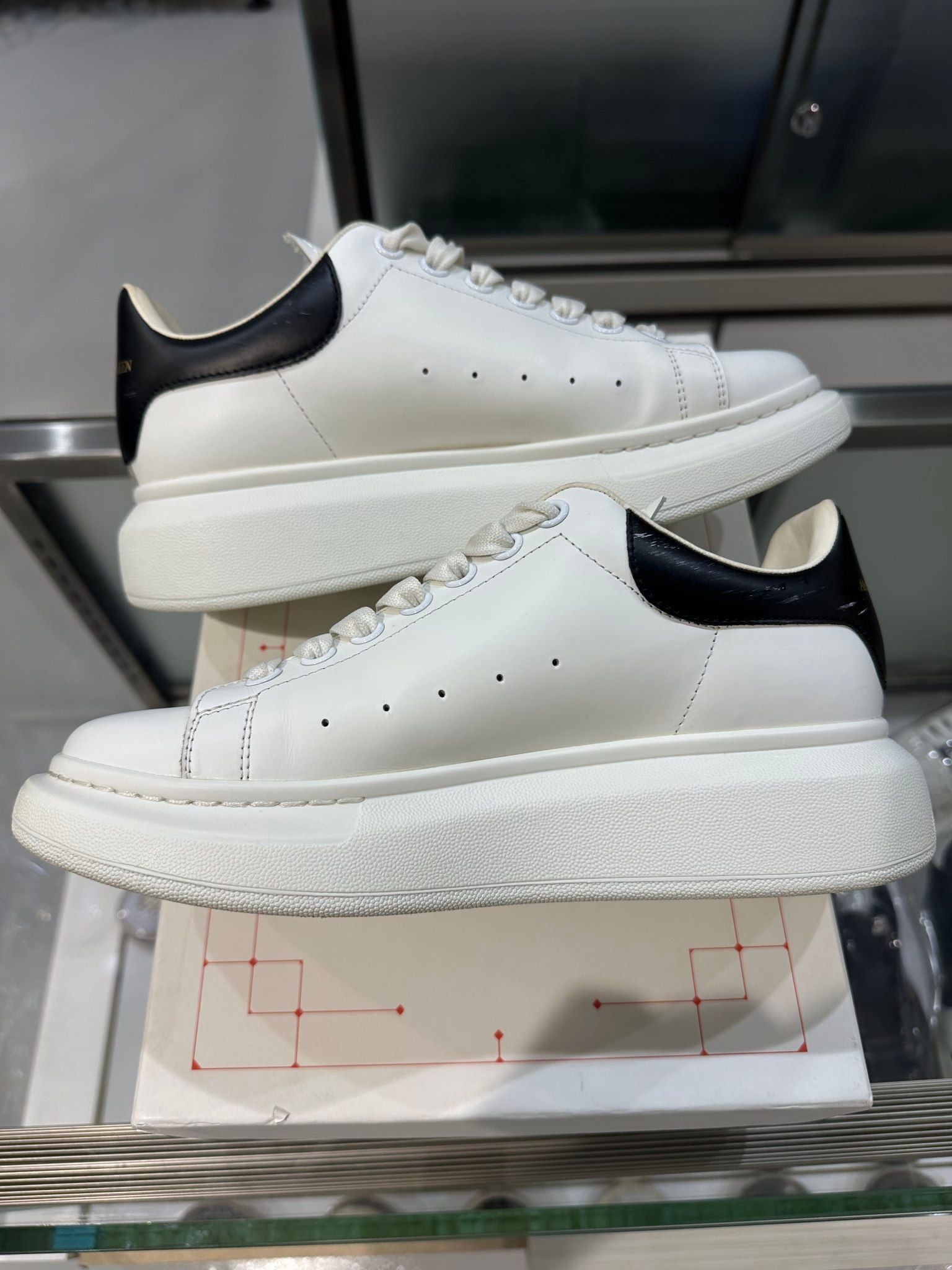 Alexander McQueen Oversized White Black (Women's) - Pre-Owned  Size 39/US6