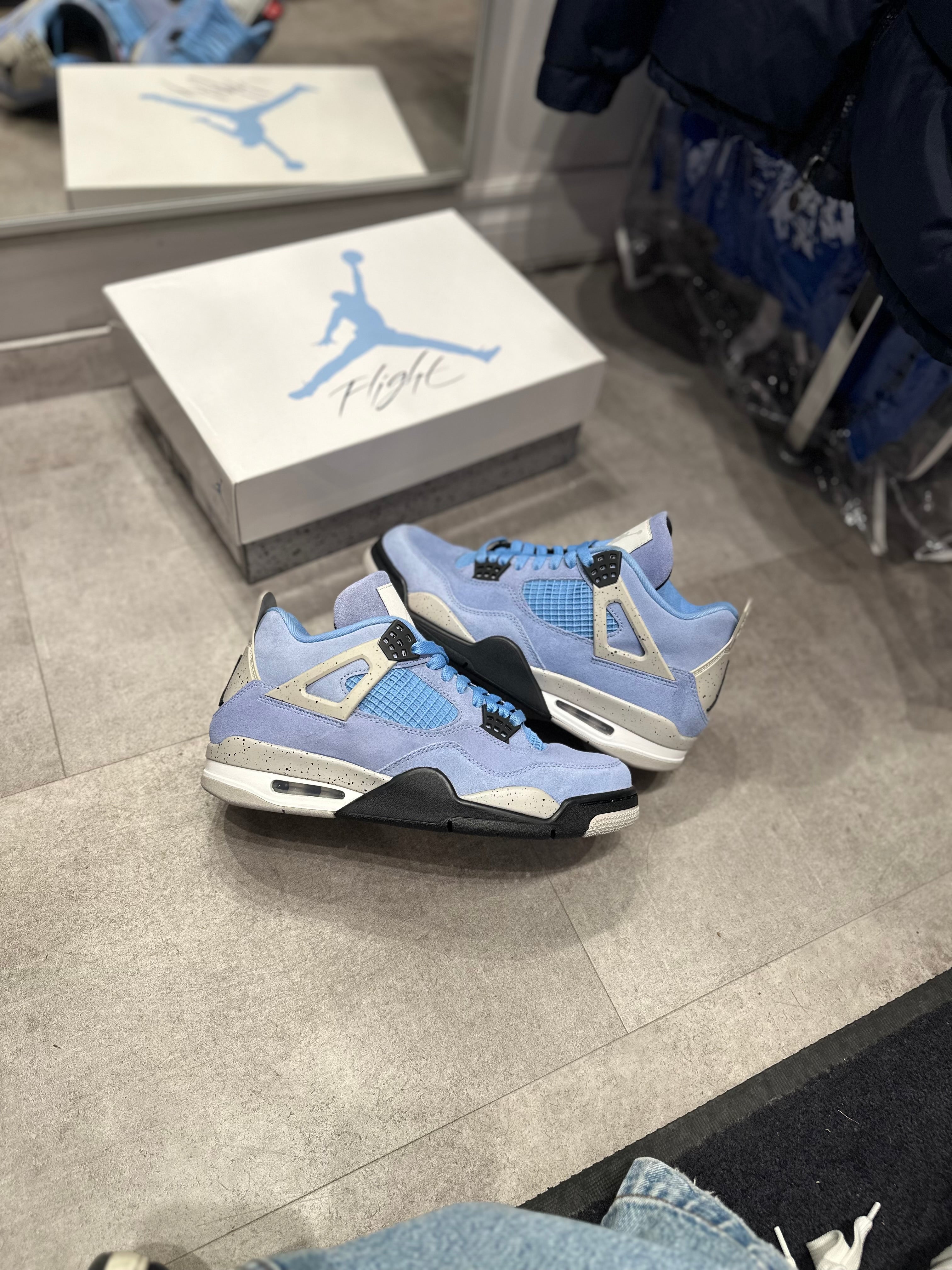 Jordan 4 Retro University Blue (Preowned Size 9)