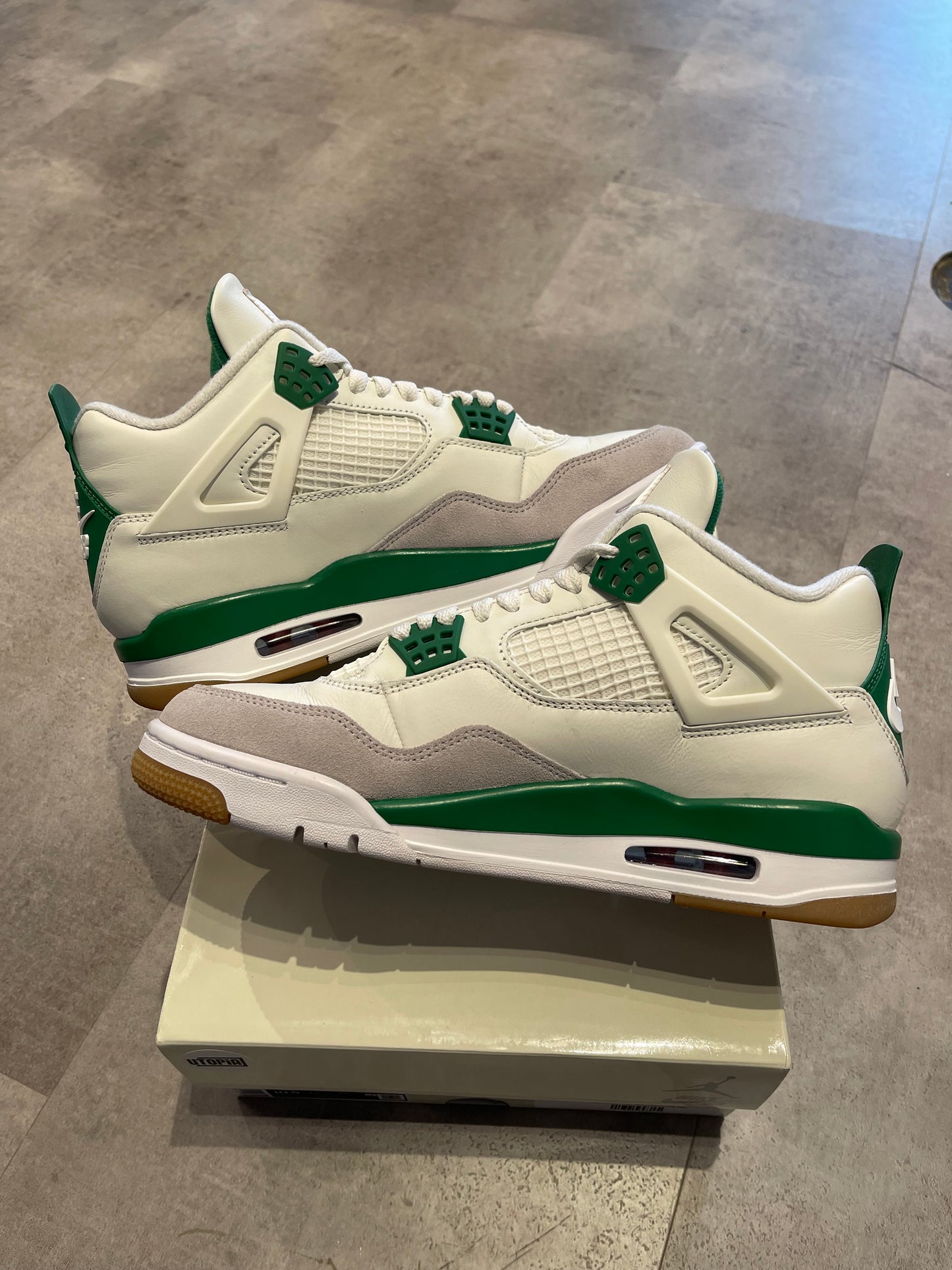 Jordan 4 Retro SB Pine Green (Preowned Size 9)