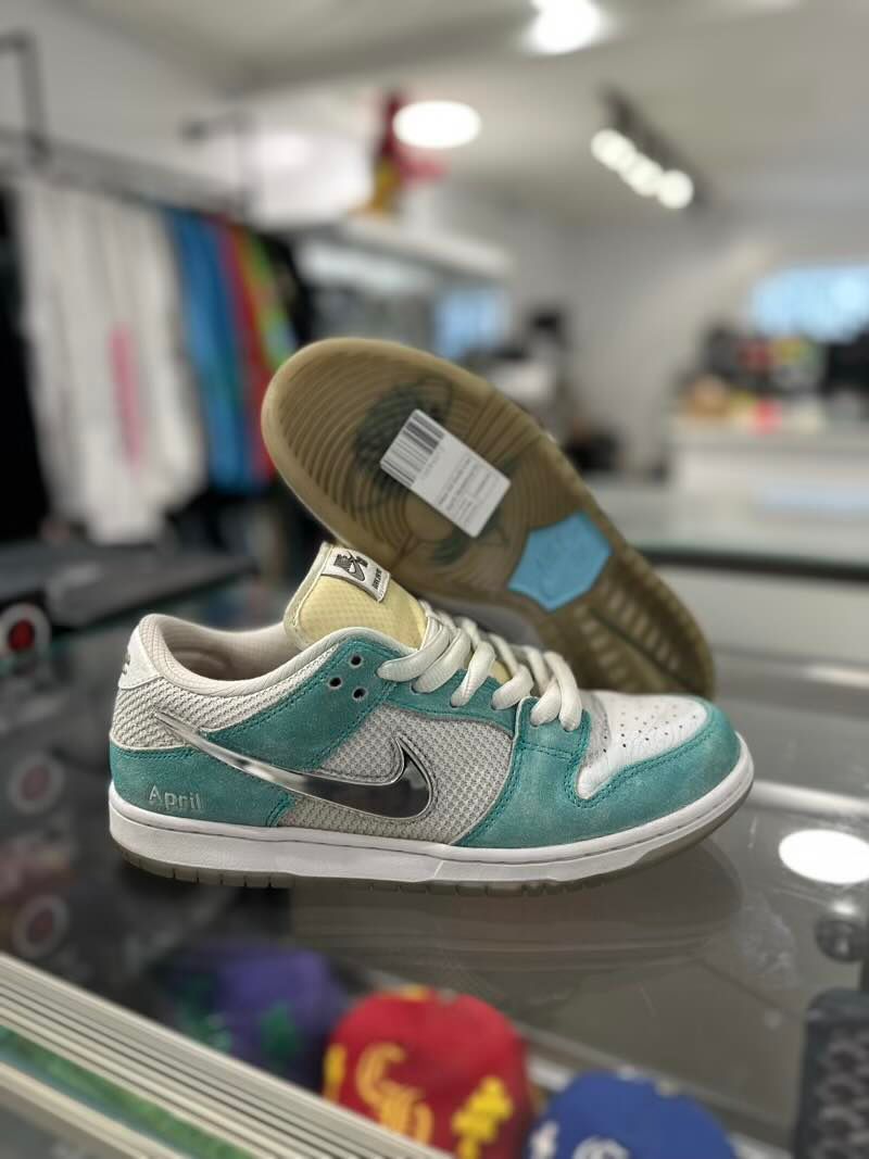Nike SB Dunk Low April Skateboards - Pre-Owned Size 8.5 (No original box)