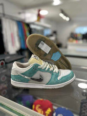 Nike SB Dunk Low April Skateboards - Pre-Owned Size 8.5 (No original box)