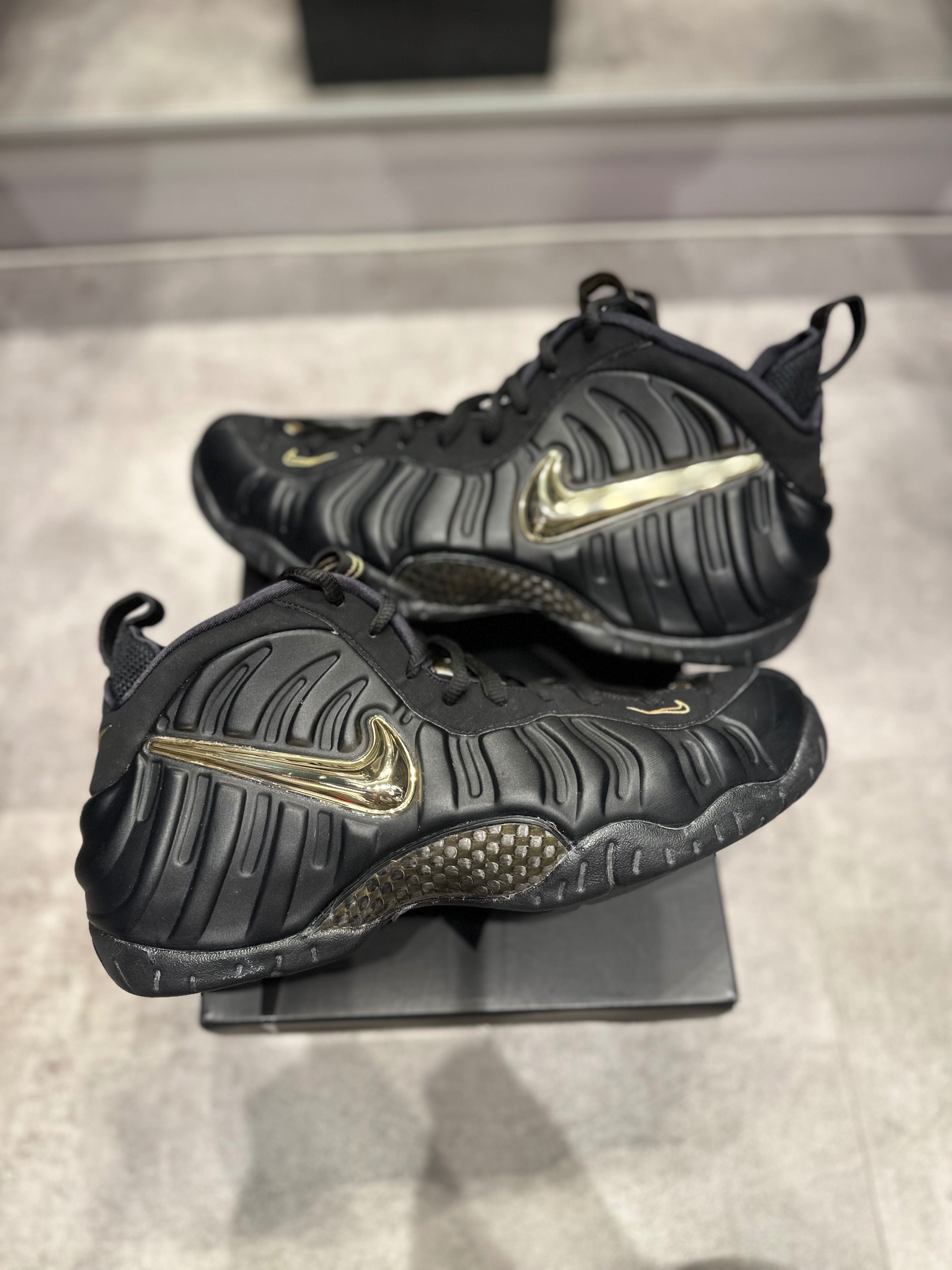 Nike Air Foamposite Pro Black Metallic Gold - Pre-Owned Size 11