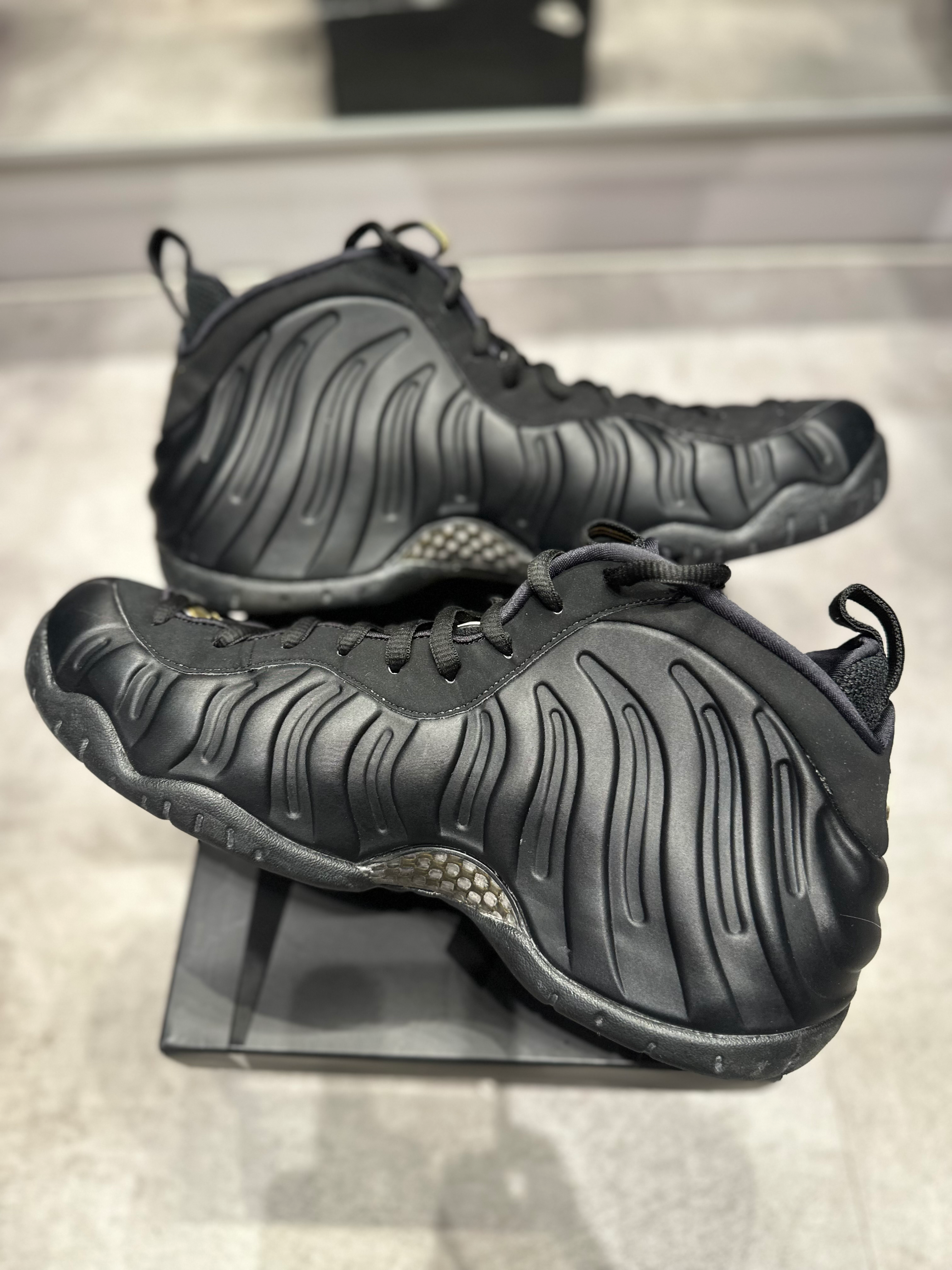 Nike Air Foamposite Pro Black Metallic Gold (Preowned Size 11)