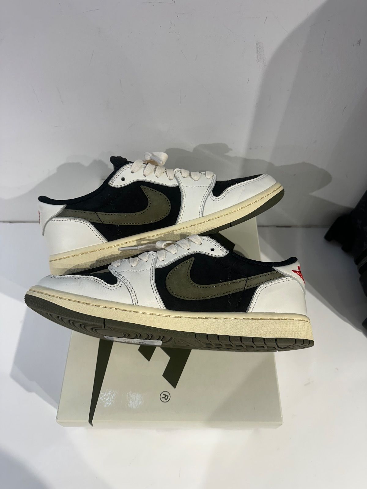 Jordan 1 Retro Low OG SP Travis Scott Olive (W) - Pre-Owned Size 8.5M