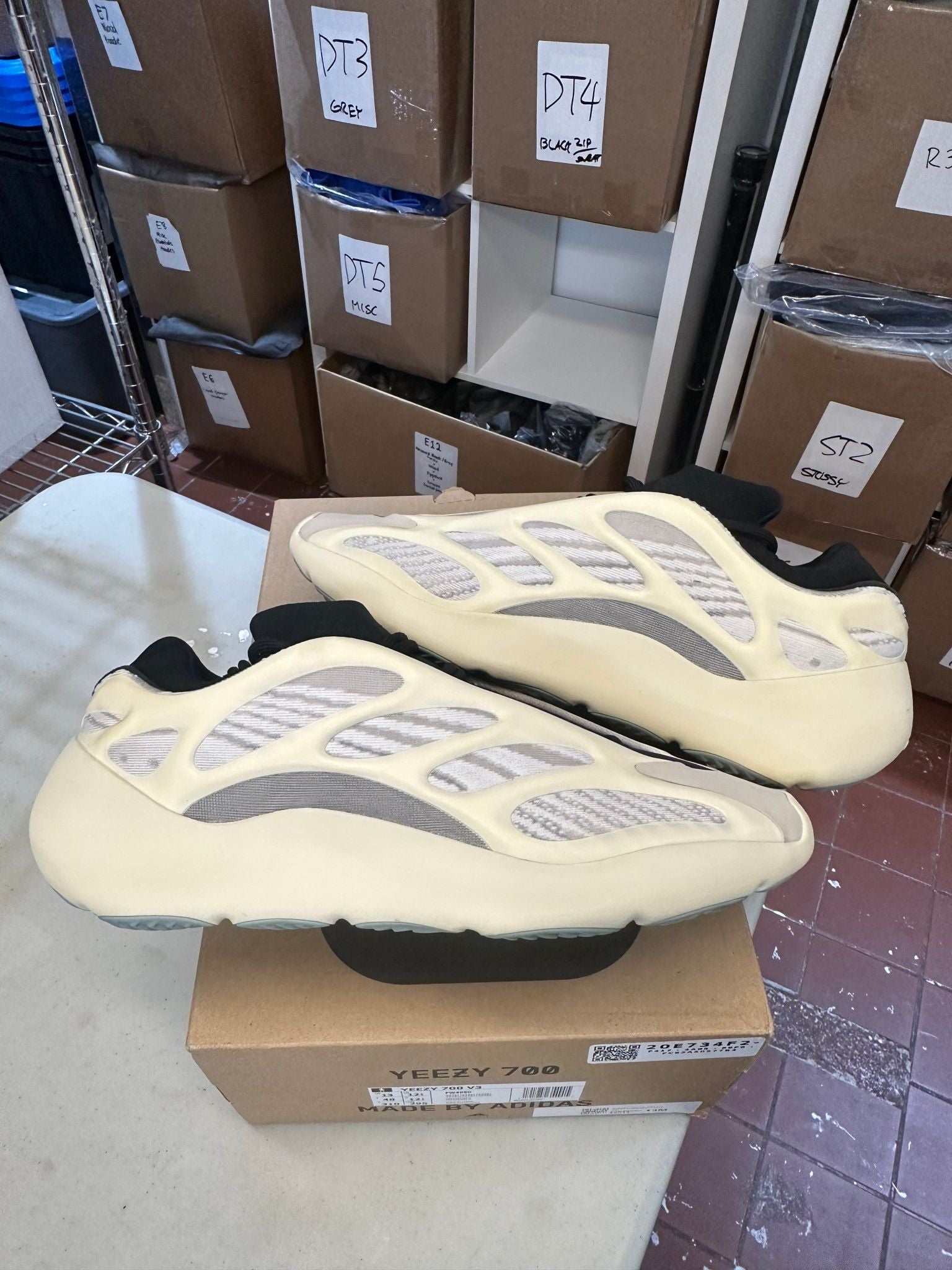 Adidas Yeezy 700 V3 Azael, pre-owned, US Men's 13 – photo 4 of 7