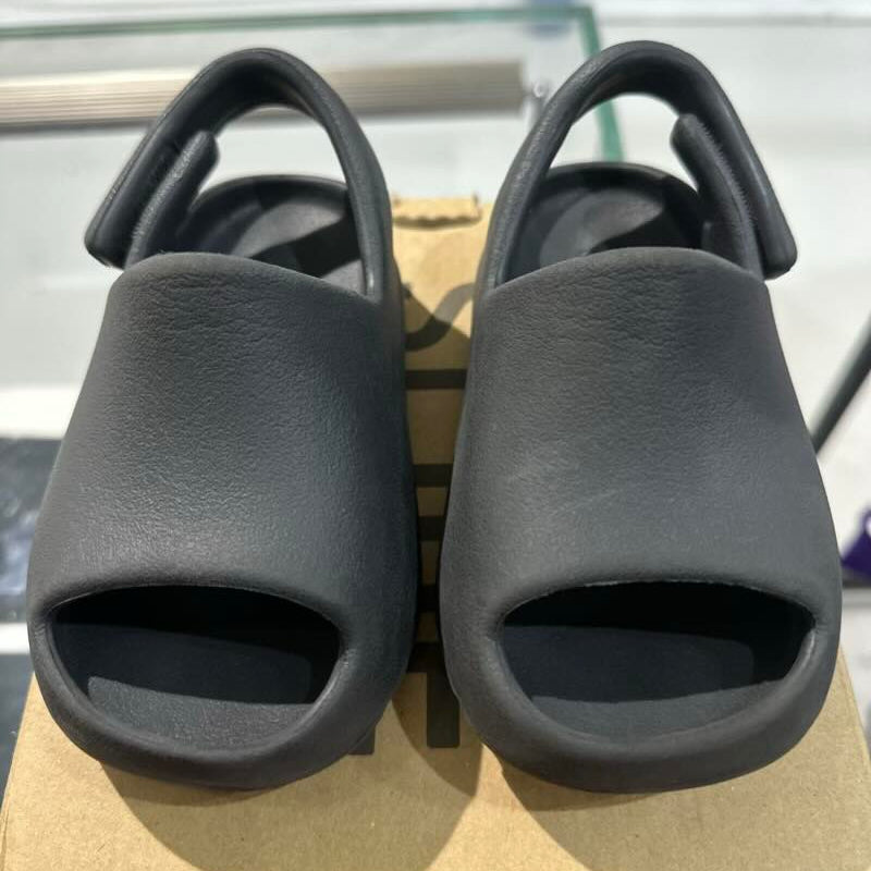 Adidas Yeezy Slide Onyx, pre-owned, US Kids 7 – photo 2 of 6