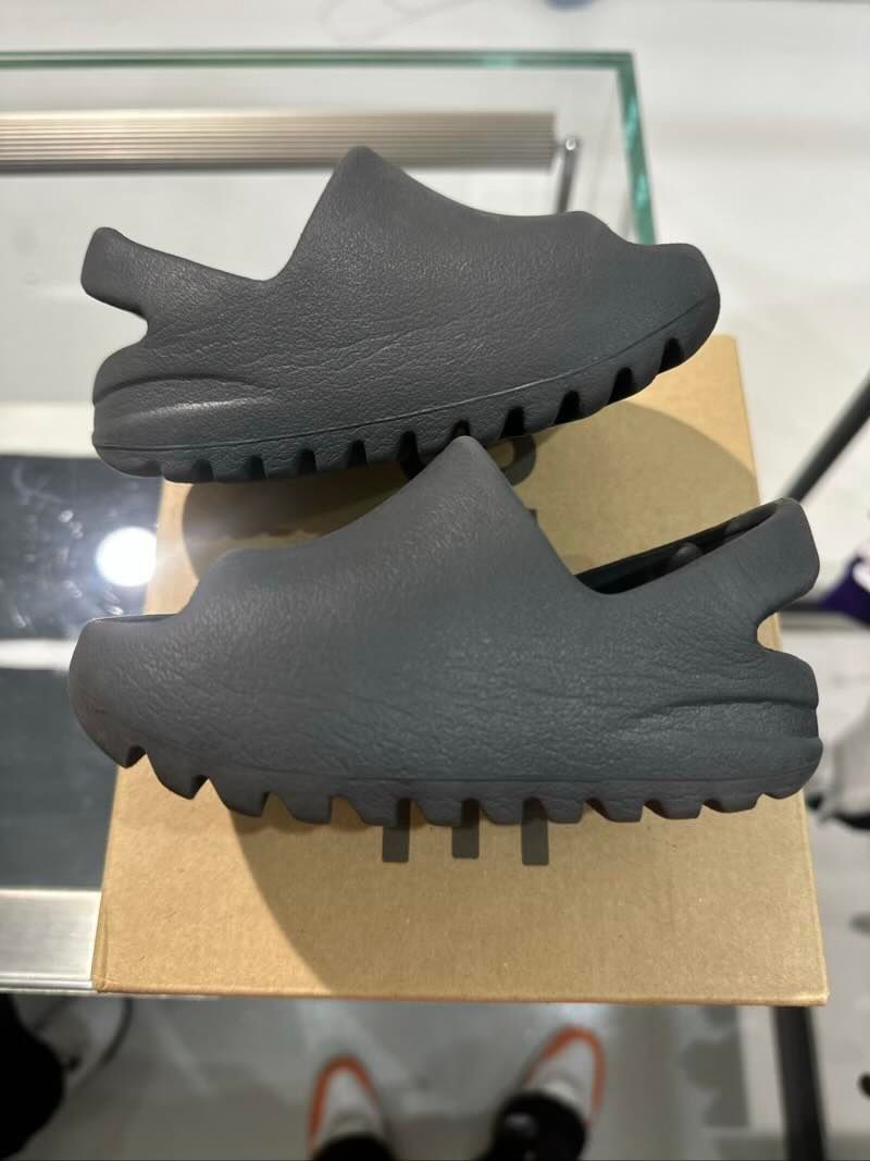 Adidas Yeezy Slide Onyx, pre-owned, US Kids 7 – photo 4 of 6