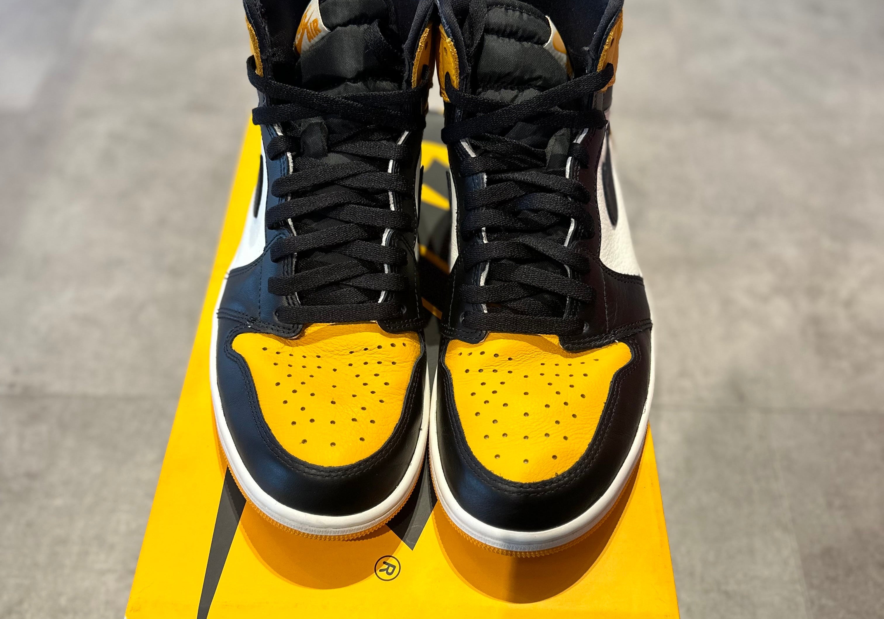 Jordan 1 Retro High Taxi (Preowned Size 11)