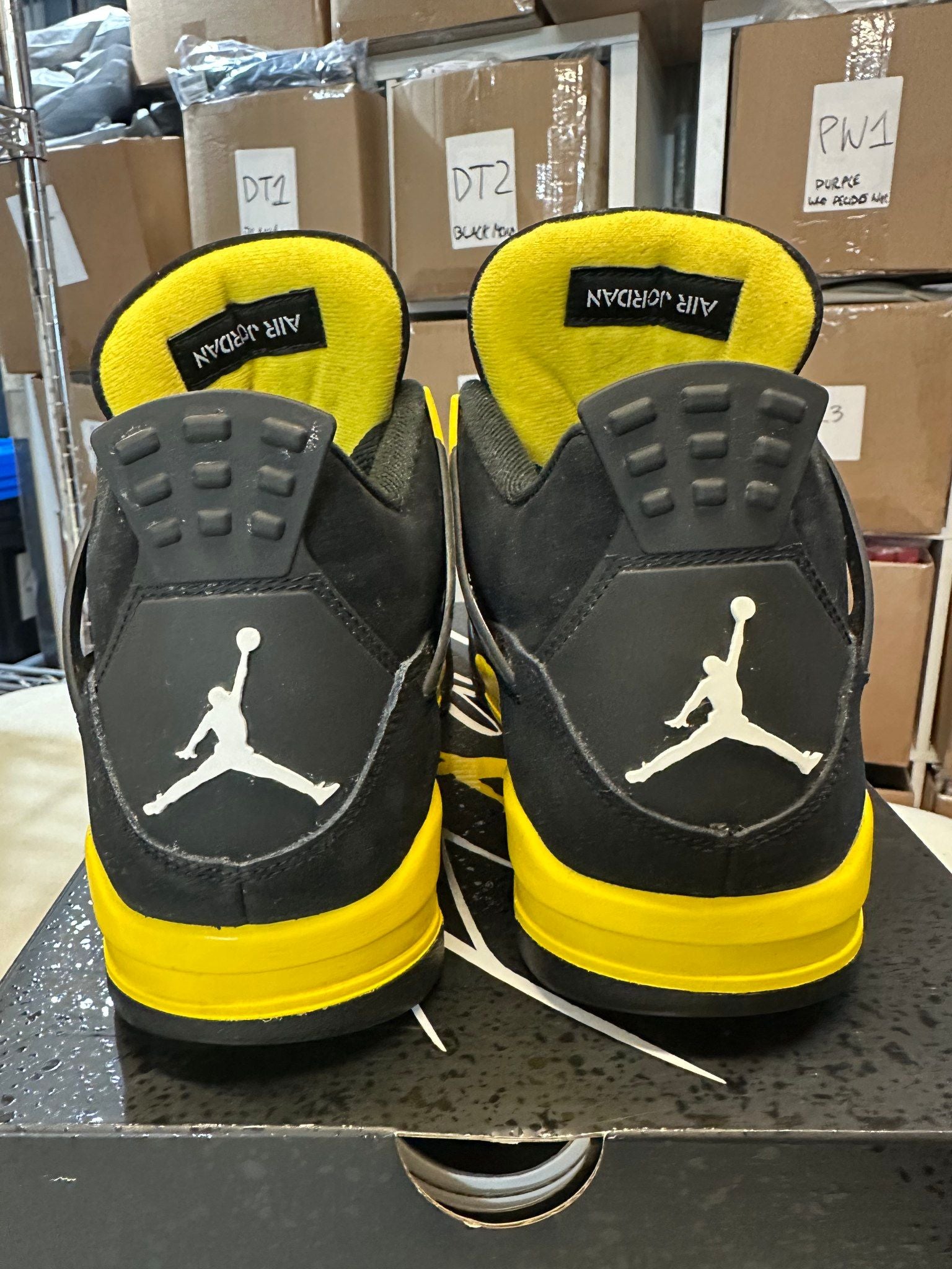 Jordan 4 Retro Thunder (2023) - Pre-Owned Size 10.5