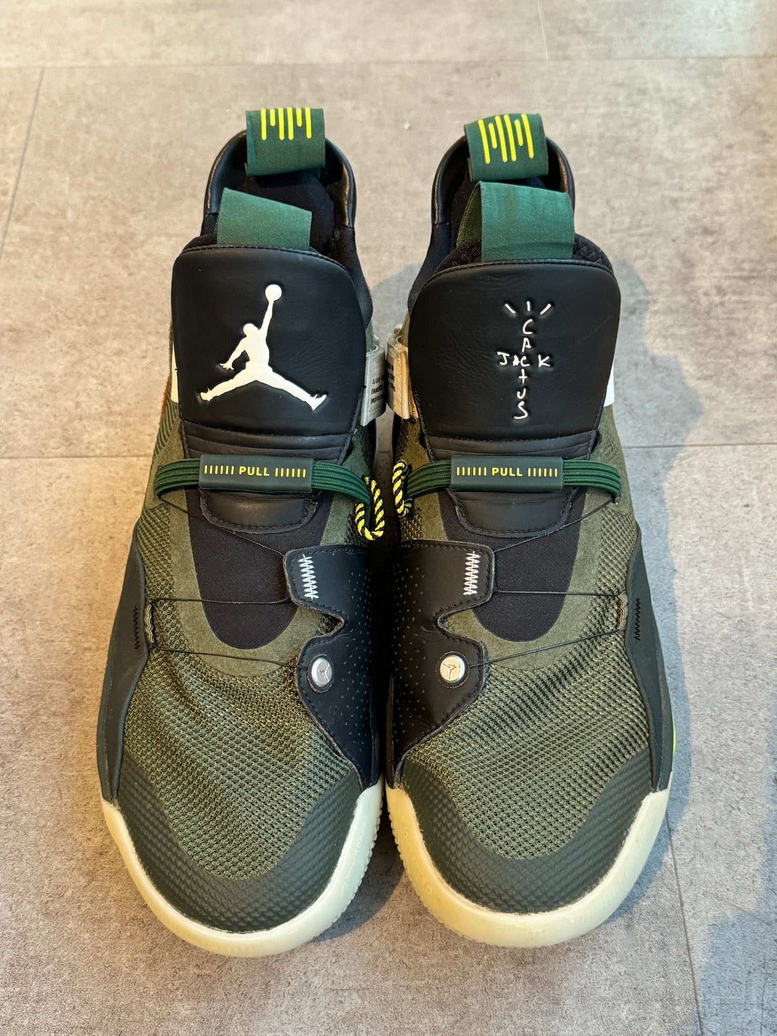 Jordan 33 Travis Scott - Pre-Owned Size 8.5 (No original box)