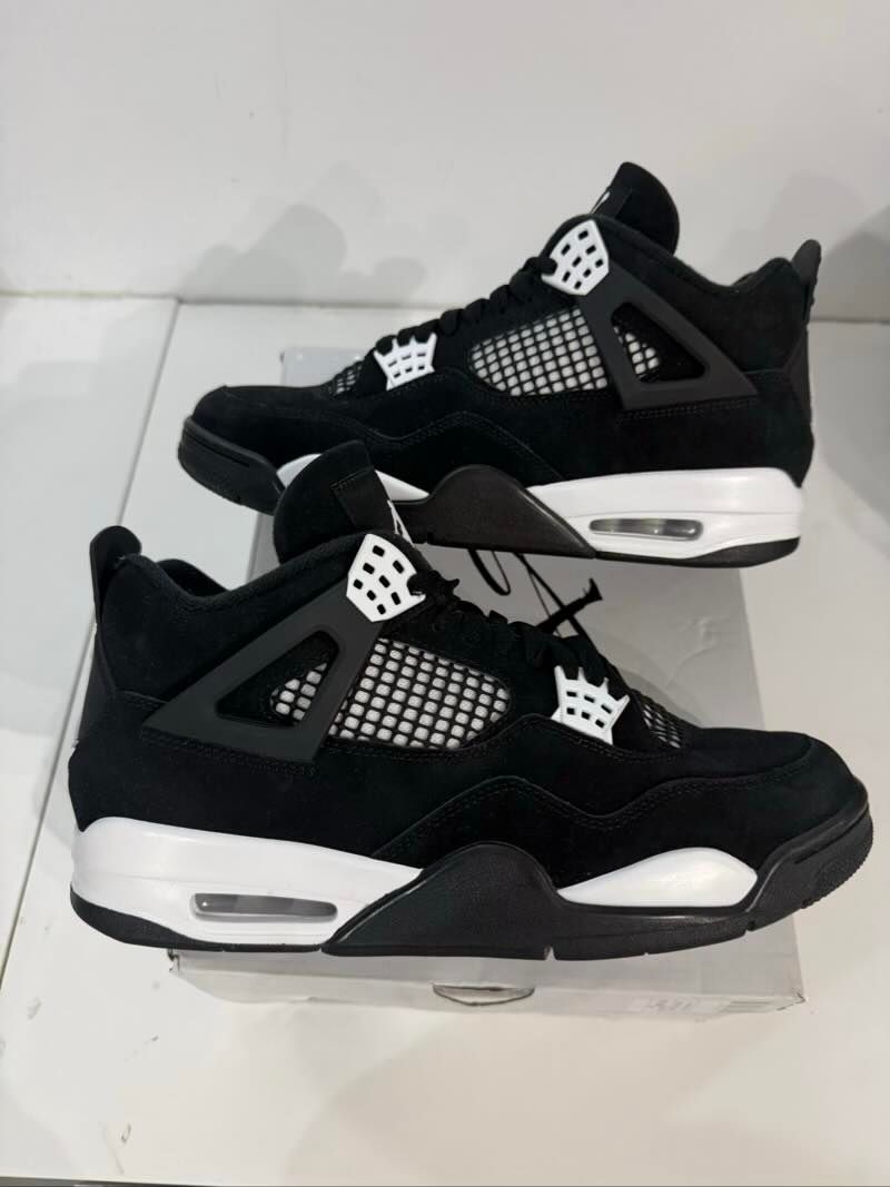 Jordan 4 Retro White Thunder - Pre-Owned Size 10.5