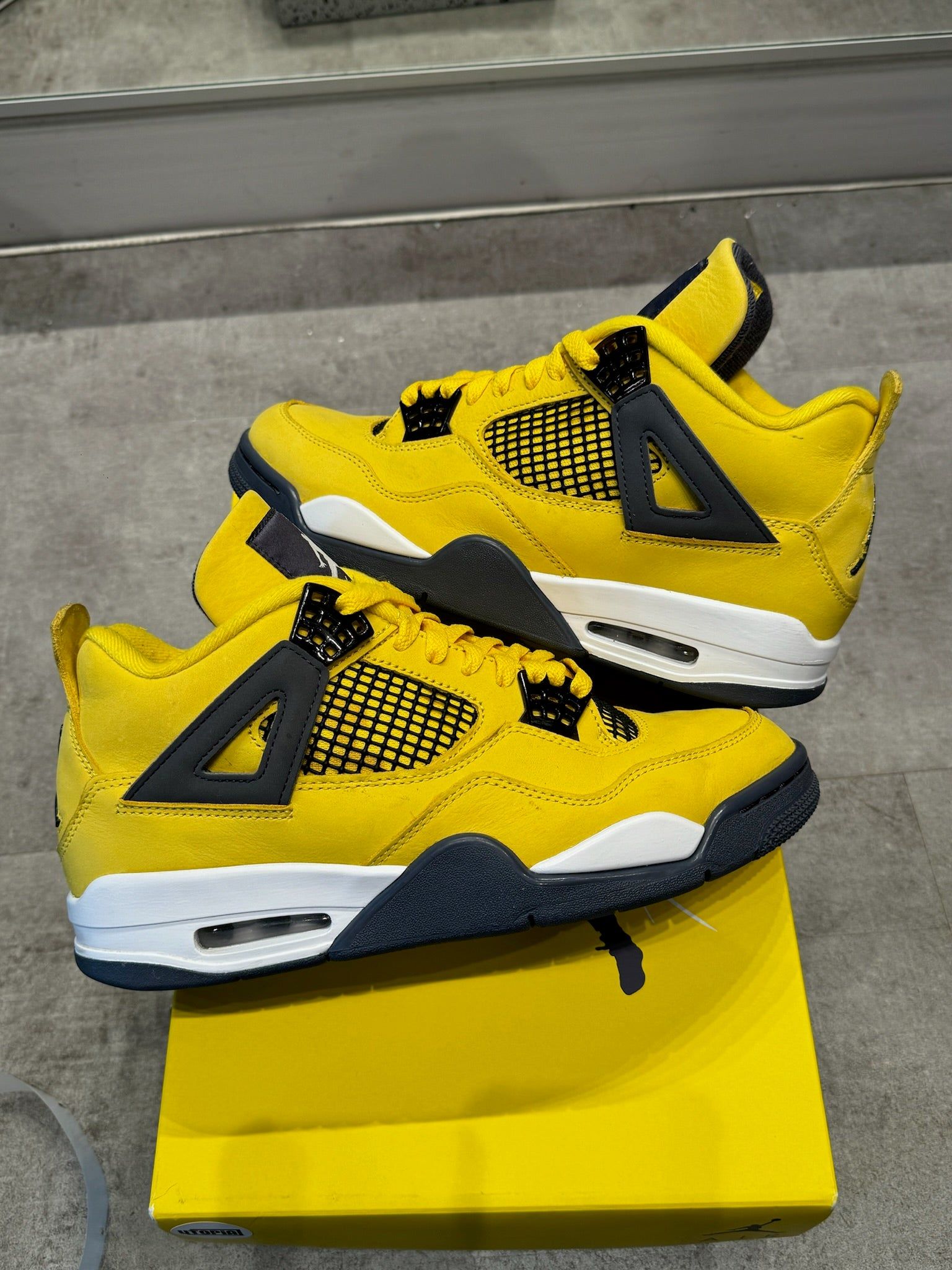 Jordan 4 Retro Lightning (2021) - Pre-Owned Size 8.5