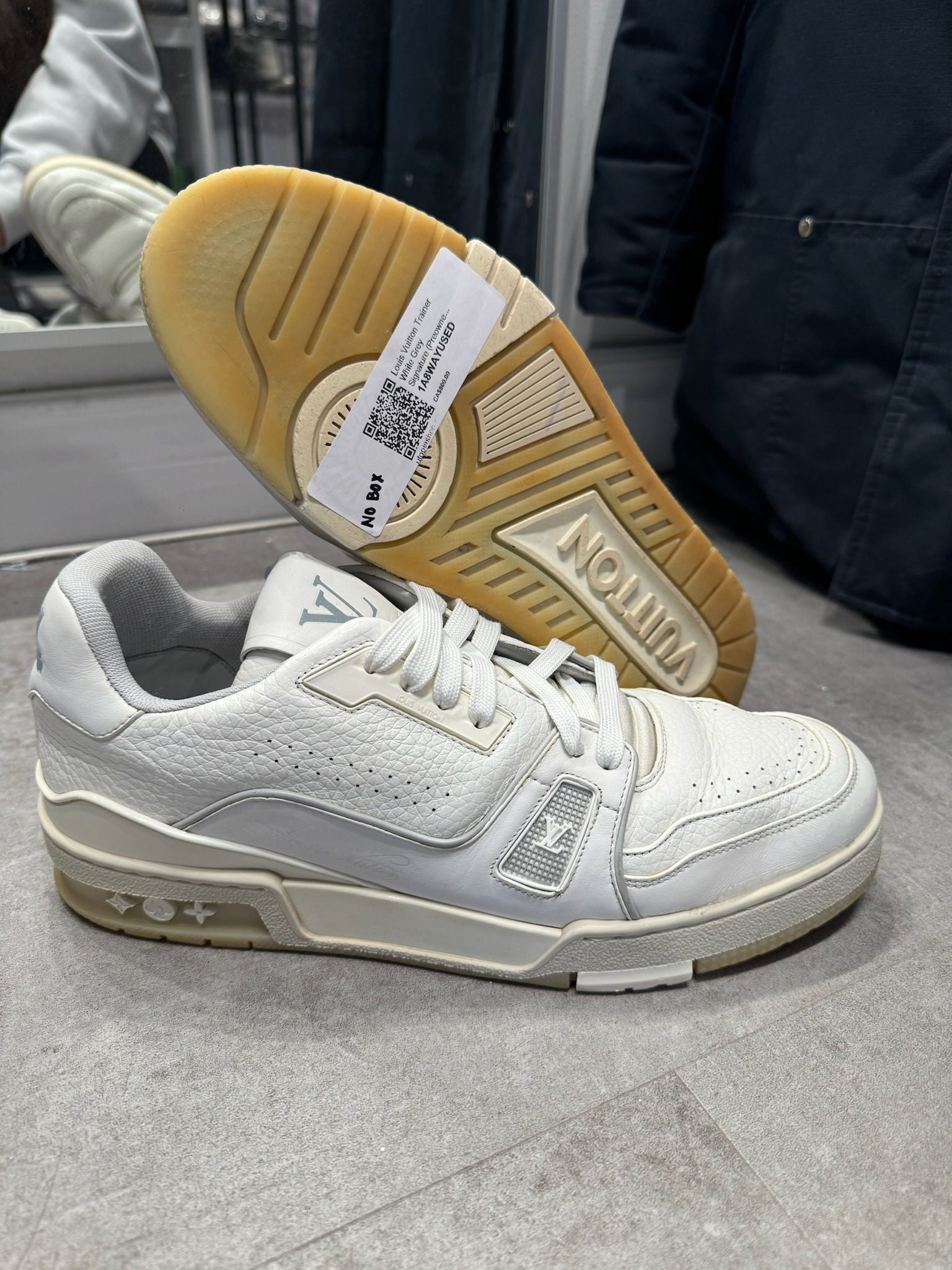 Louis Vuitton Trainer White Grey Signature - Pre-Owned Size 9 (No original box)