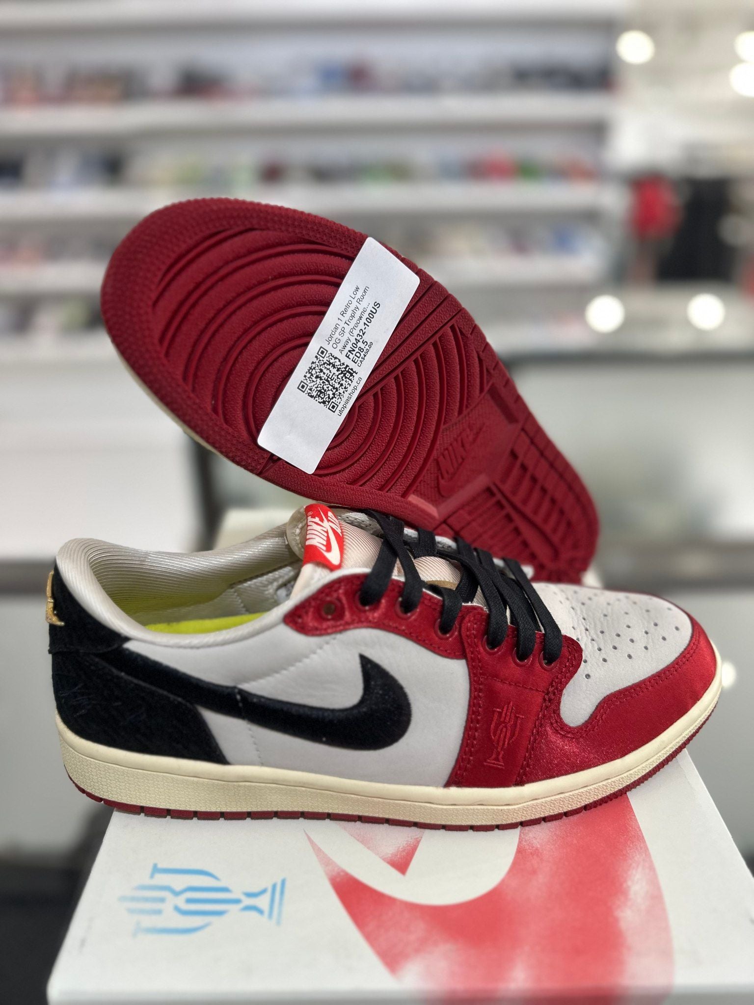 Jordan 1 Retro Low OG SP Trophy Room Away - Pre-Owned Size 8.5