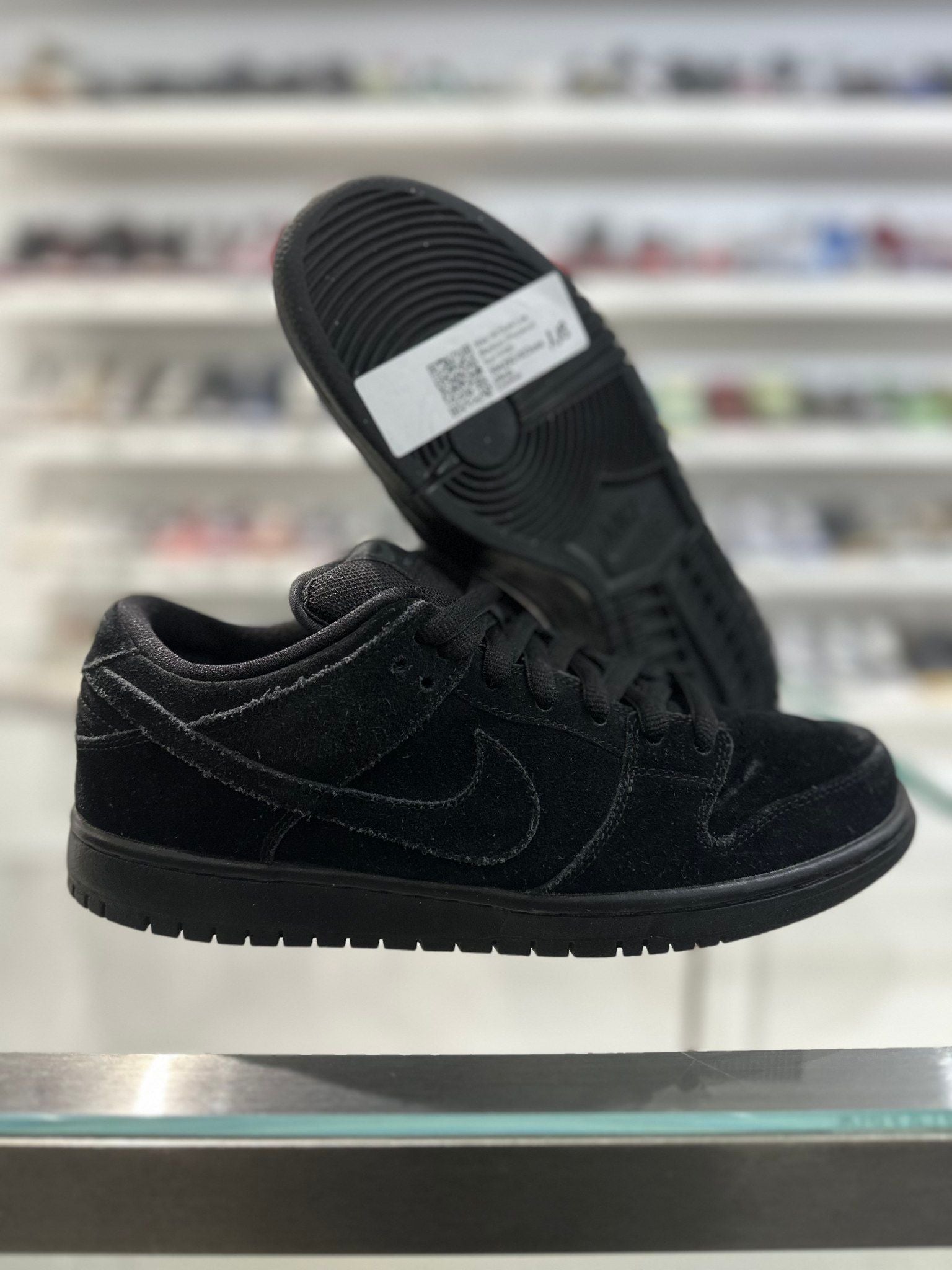 Nike SB Dunk Low Blackout - Pre-Owned Size 9 (No original box)