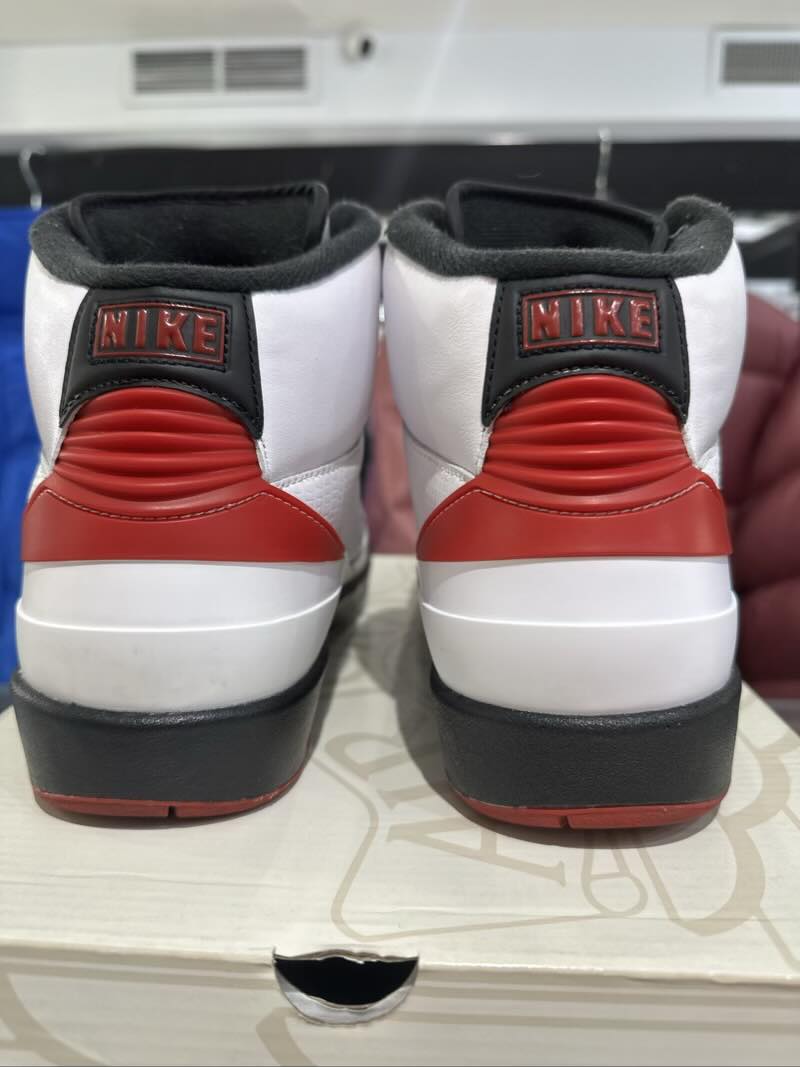 Jordan 2 Retro Chicago (2022) - Pre-Owned Size 10.5