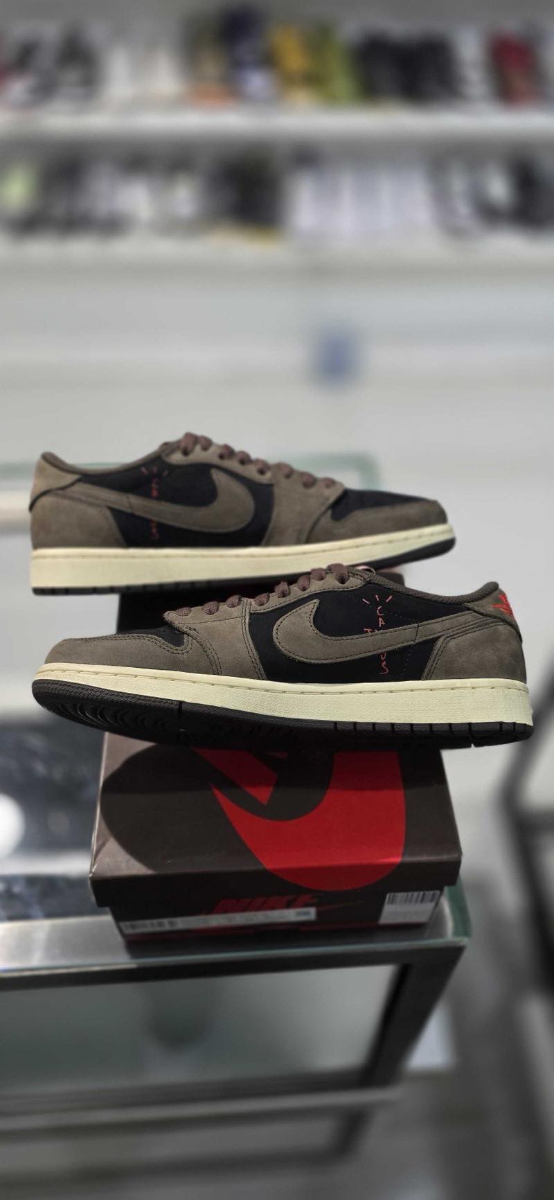 Jordan 1 Retro Low OG SP Travis Scott Mocha - Pre-Owned Size 8.5