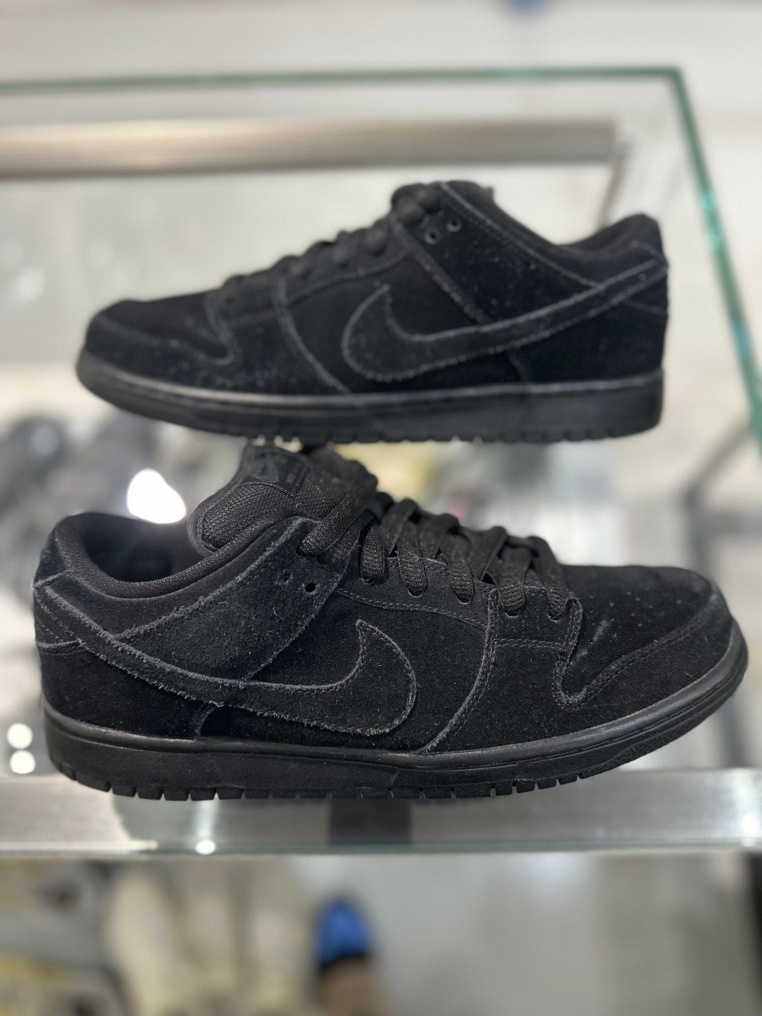 Nike SB Dunk Low Blackout - Pre-Owned Size 9 (No original box)
