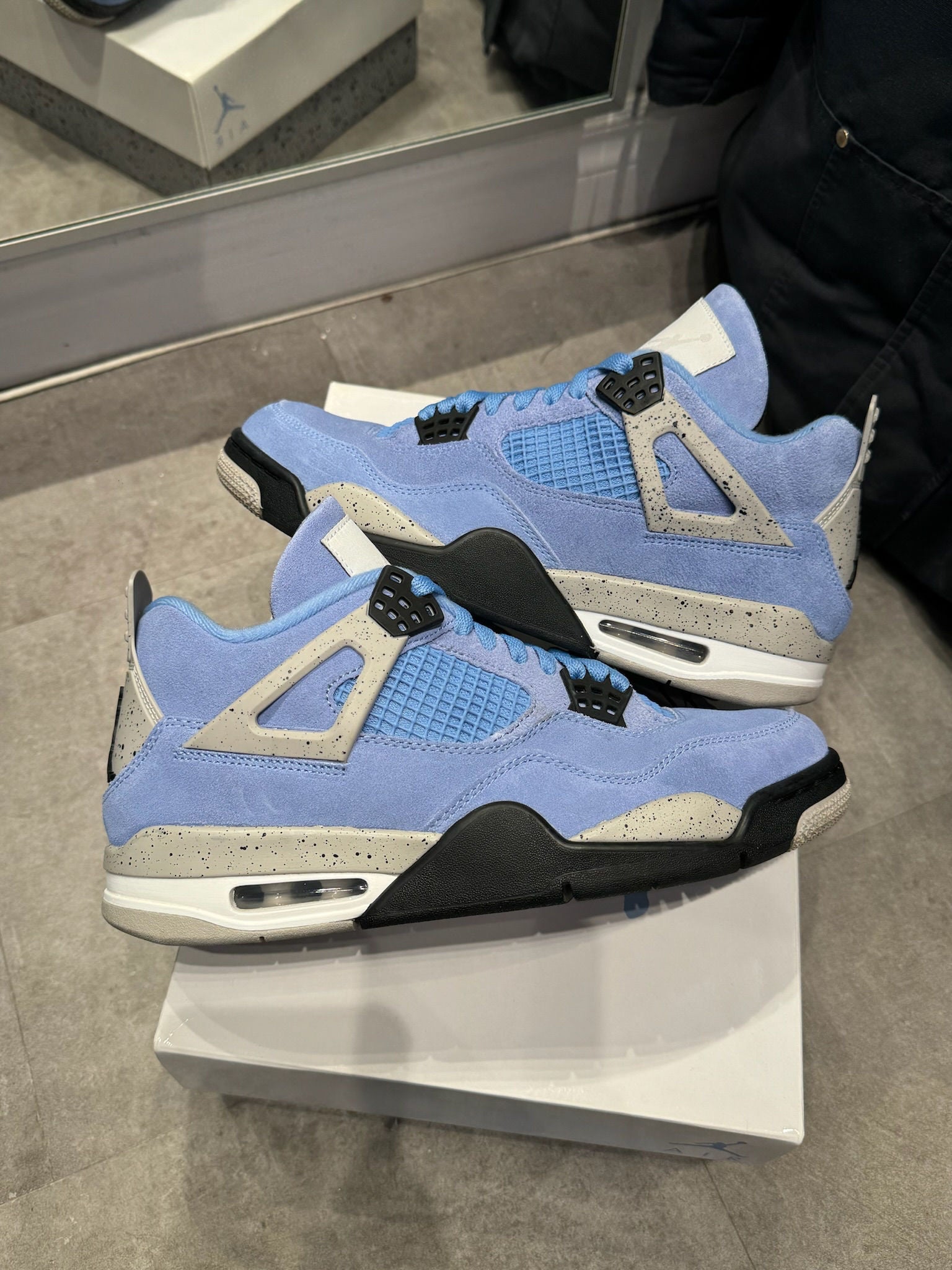 Jordan 4 Retro University Blue - Pre-Owned Size 8.5