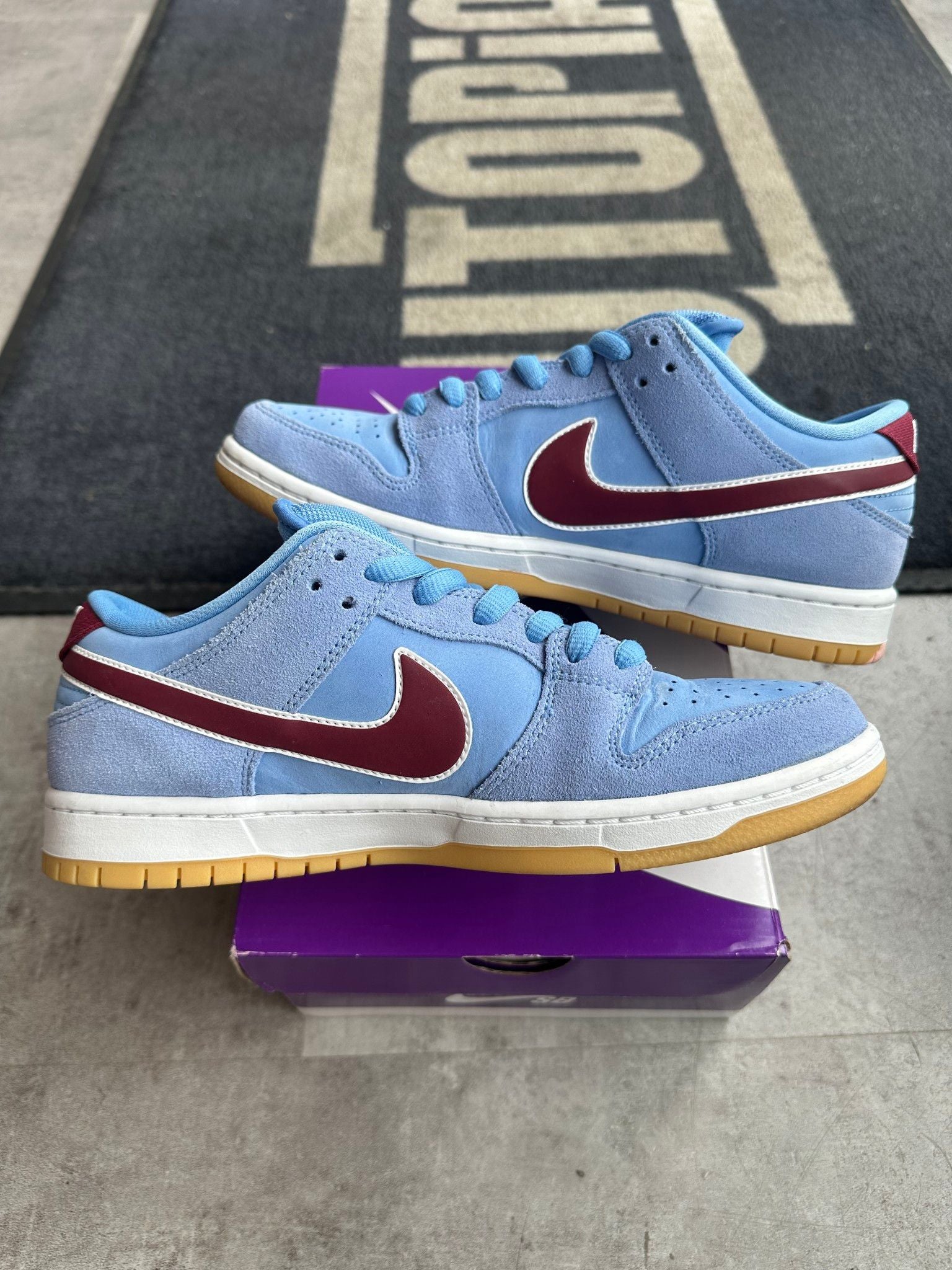 Nike SB Dunk Low Philadelphia Phillies - Pre-Owned Size 8.5