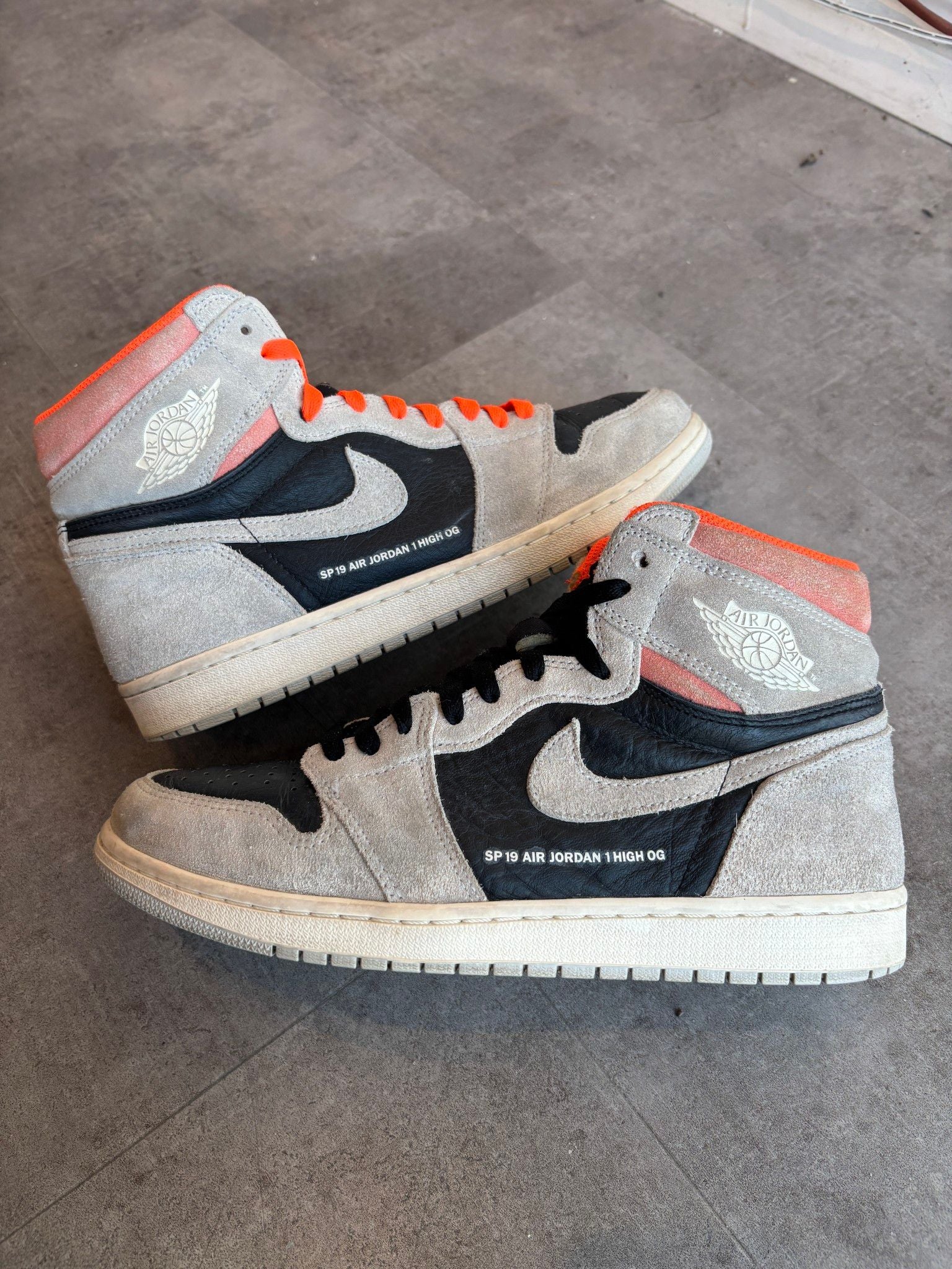 Jordan 1 Retro High Neutral Grey Hyper Crimson - Pre-Owned Size 10 (No original box)