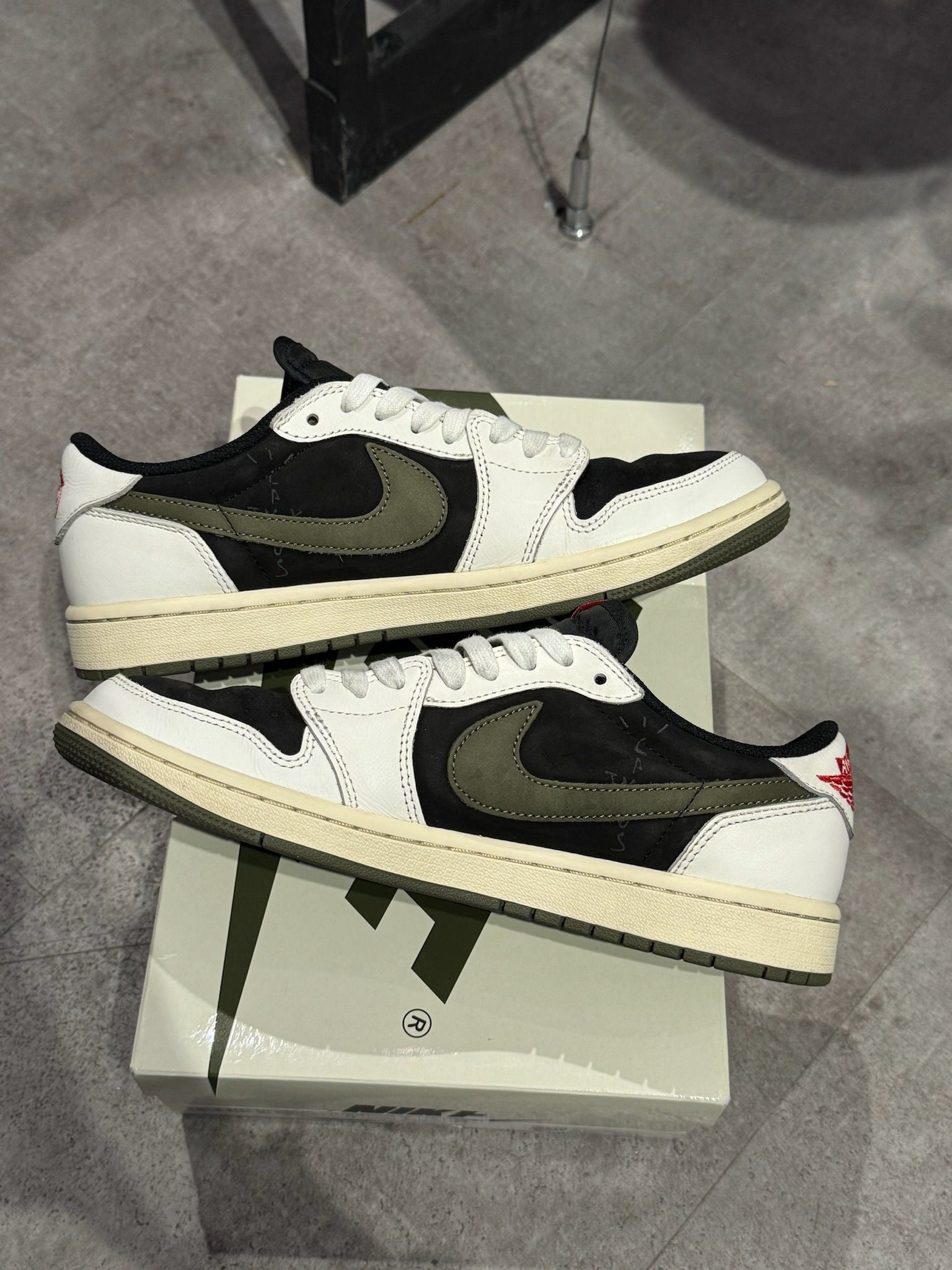 Jordan 1 Retro Low OG SP Travis Scott Olive (W) - Pre-Owned Size 7.5M/9W