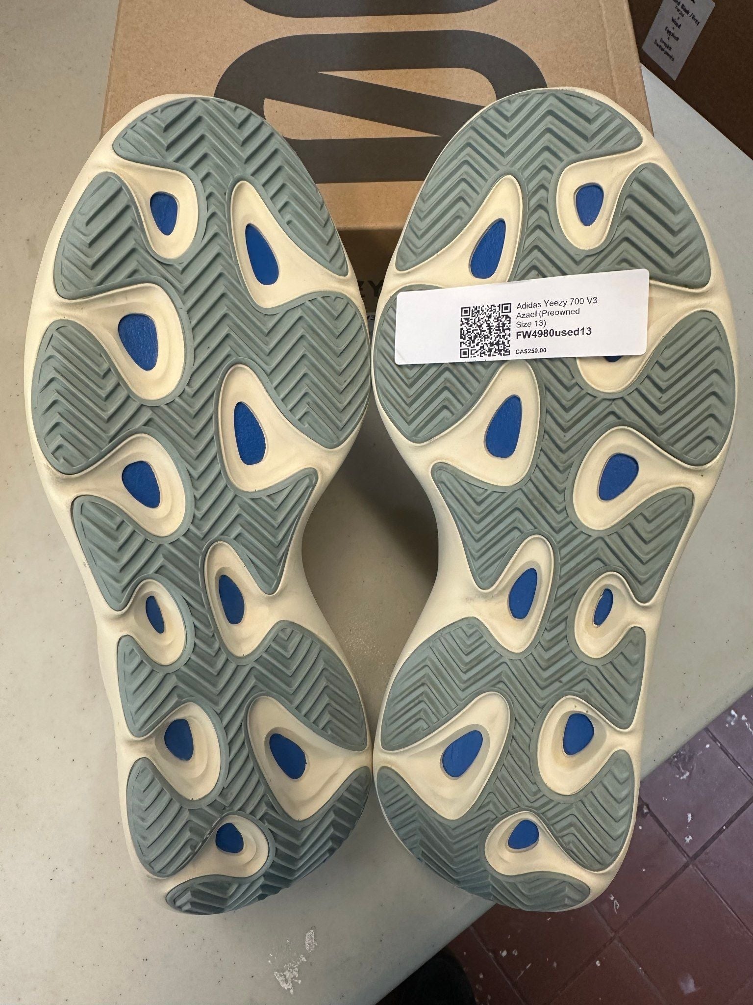 Adidas Yeezy 700 V3 Azael - Pre-Owned Size 13