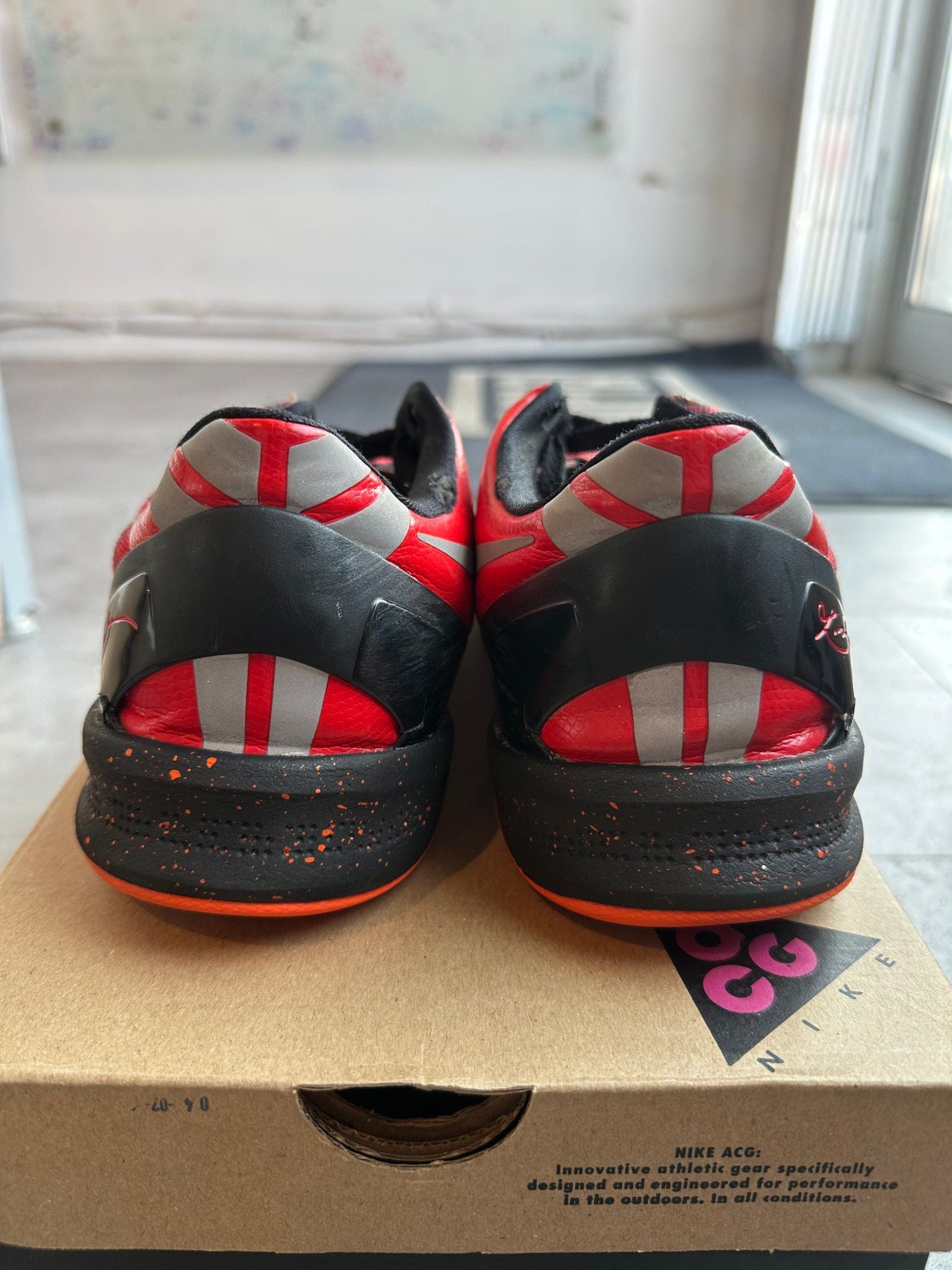 Nike Kobe 8 Challenge Red - Pre-Owned Size 9 (Replacement box)