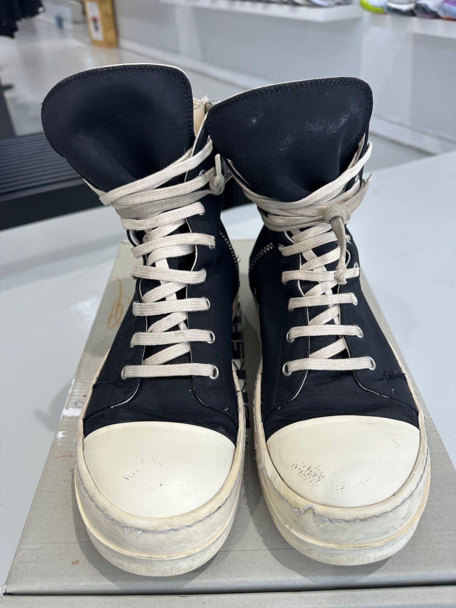 Rick Owens DRKSHDW Fogachine Hi Pentagram Embroidery Black Milk - Pre-Owned Size EU39.5/US6.5