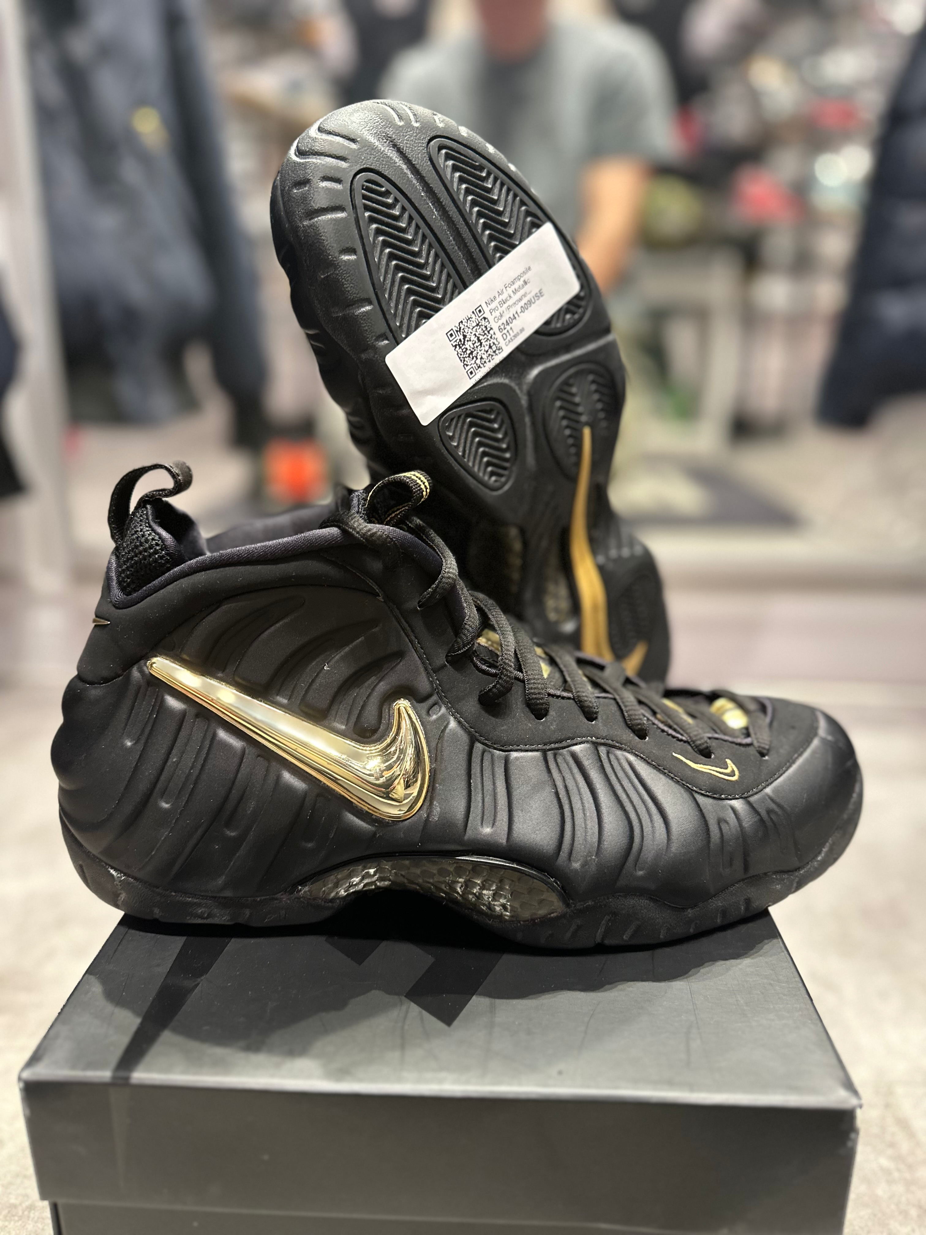 Nike Air Foamposite Pro Black Metallic Gold (Preowned Size 11)