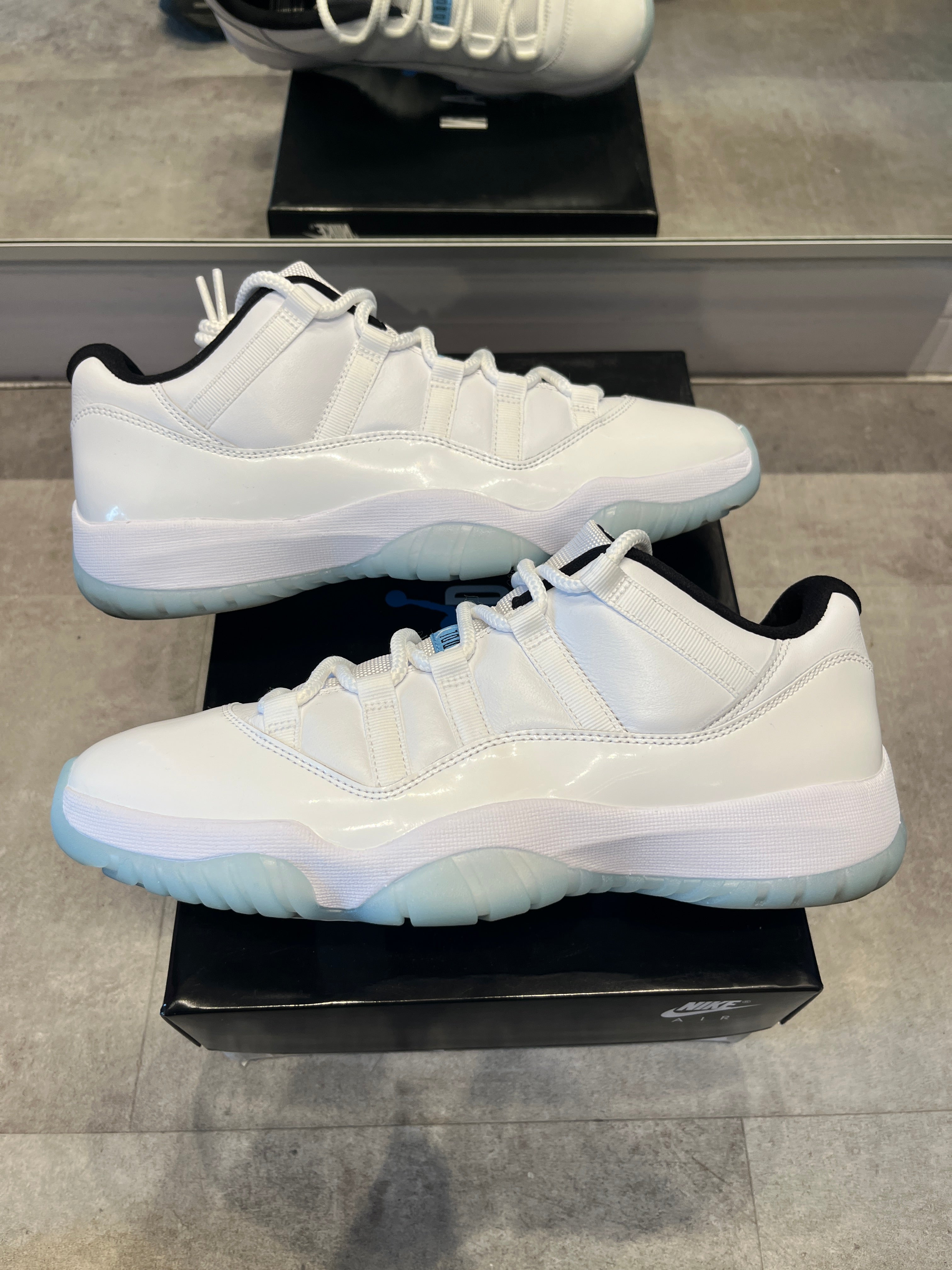 Jordan 11 Retro Low Legend Blue - Pre-Owned Size 9.5