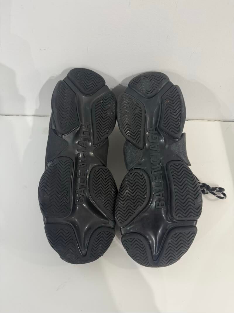 Balenciaga Triple S Sneaker Black - Lightly Pre-Owned Size 9