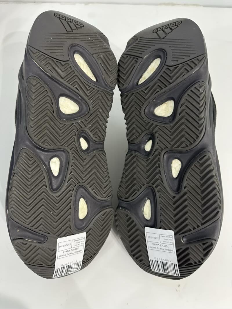 adidas Yeezy Boost 700 V2 Vanta - Pre-Owned Size 9 (No original box)