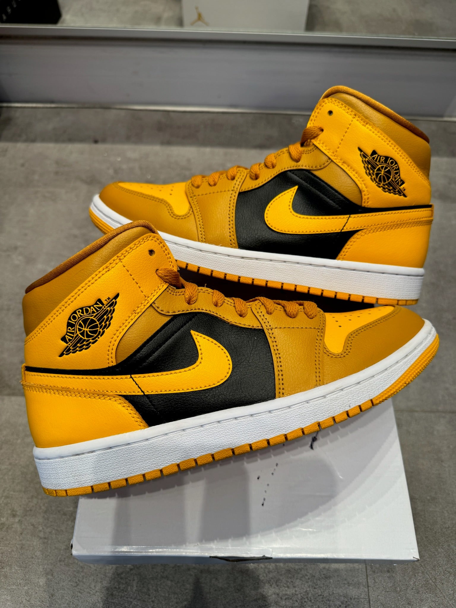 Jordan 1 Mid Chutney Taxi (W) (Preowned)