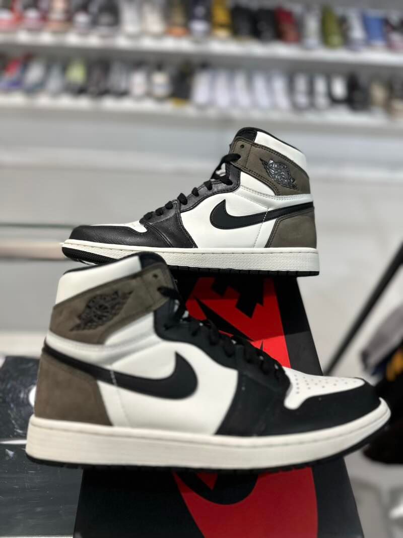 Jordan 1 Retro High Mocha - Pre-Owned Size 9