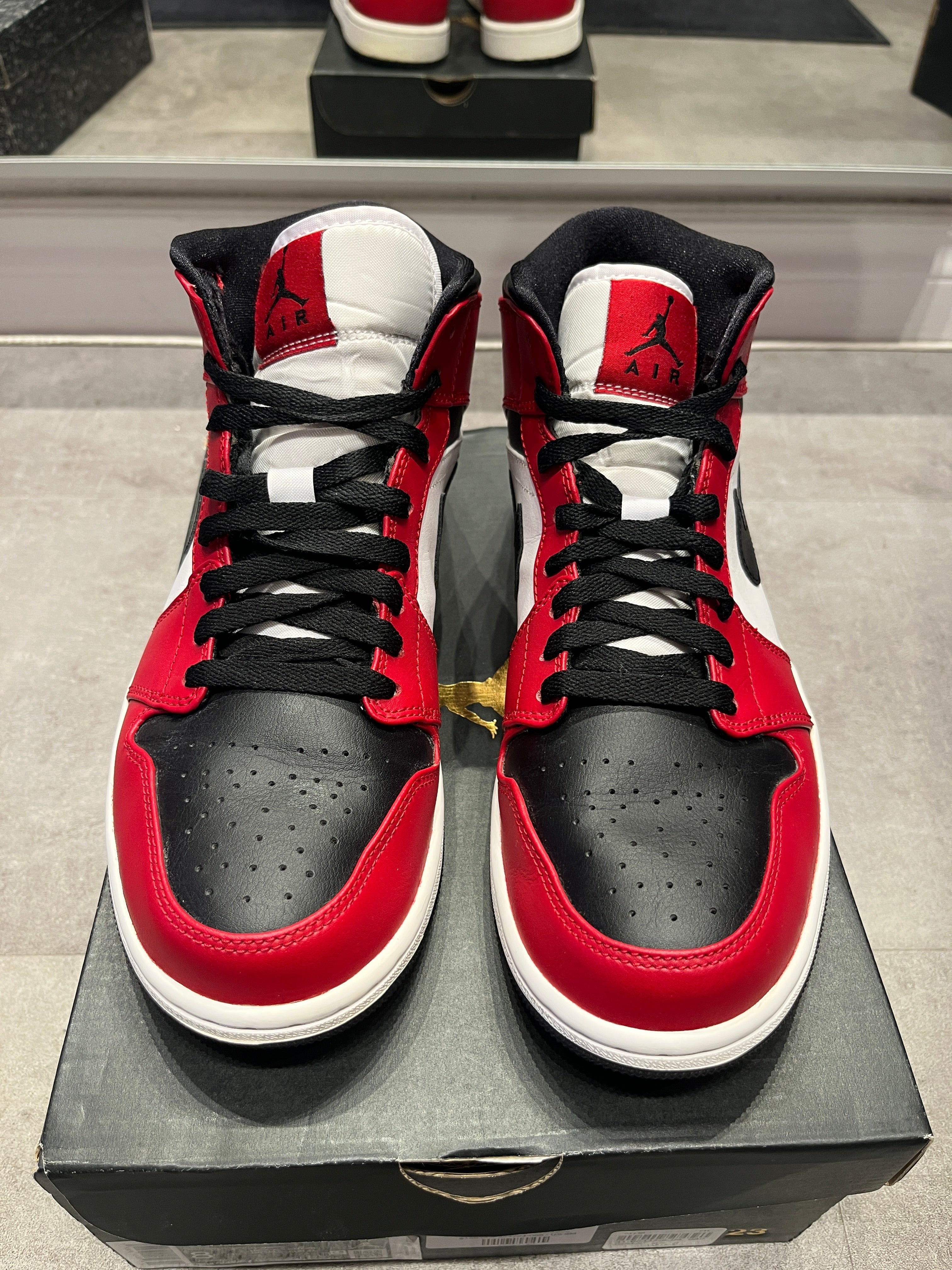 Jordan 1 Mid Chicago Black Toe (Preowned)