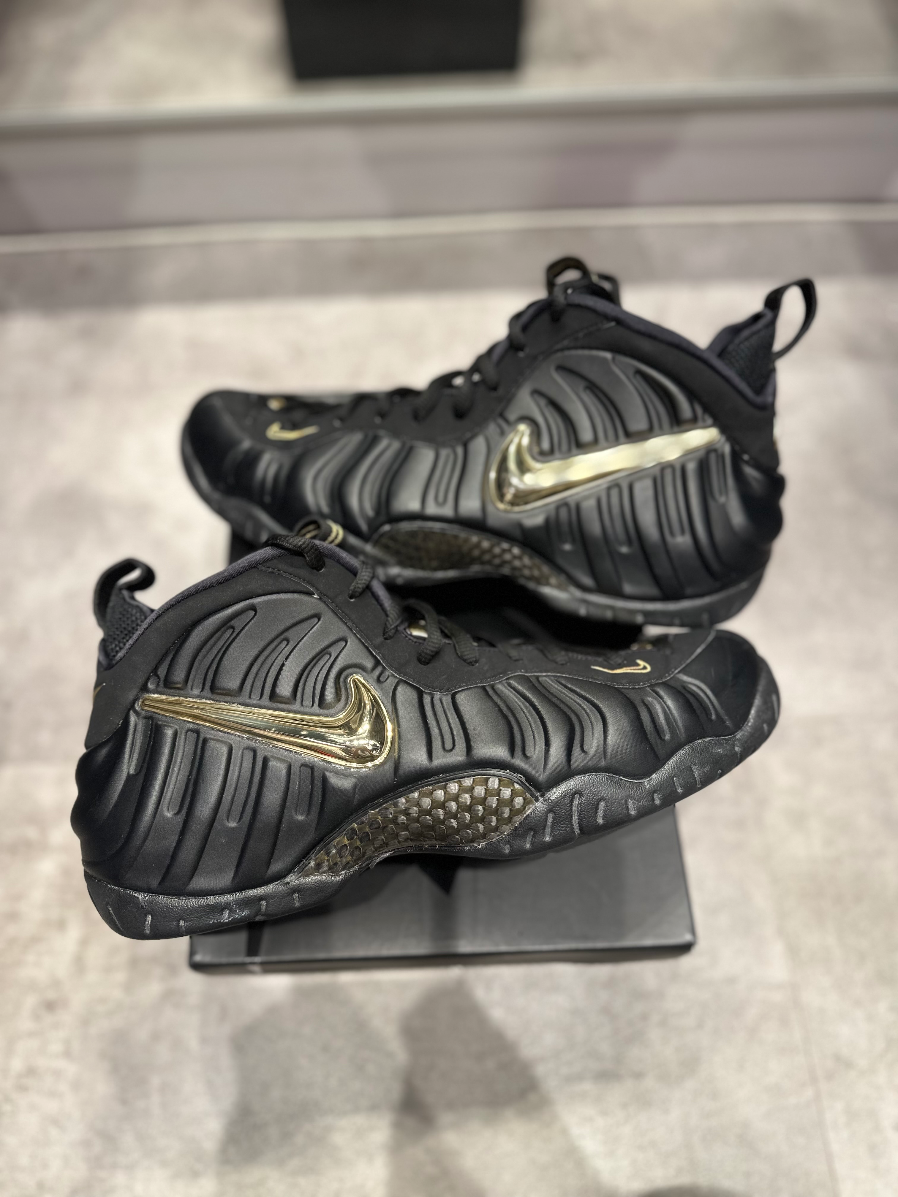 Nike Air Foamposite Pro Black Metallic Gold (Preowned Size 11)