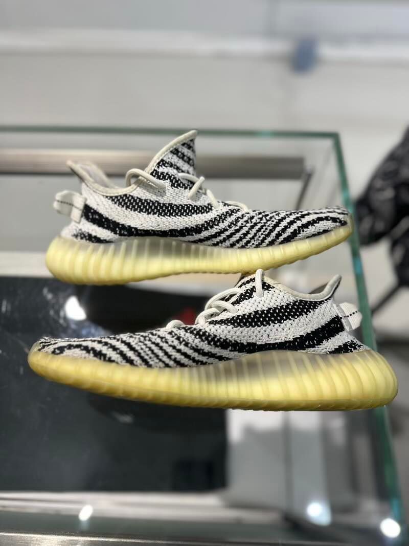 Adidas Yeezy Boost 350 V2 Zebra - Pre-Owned Size 8 (No original box)