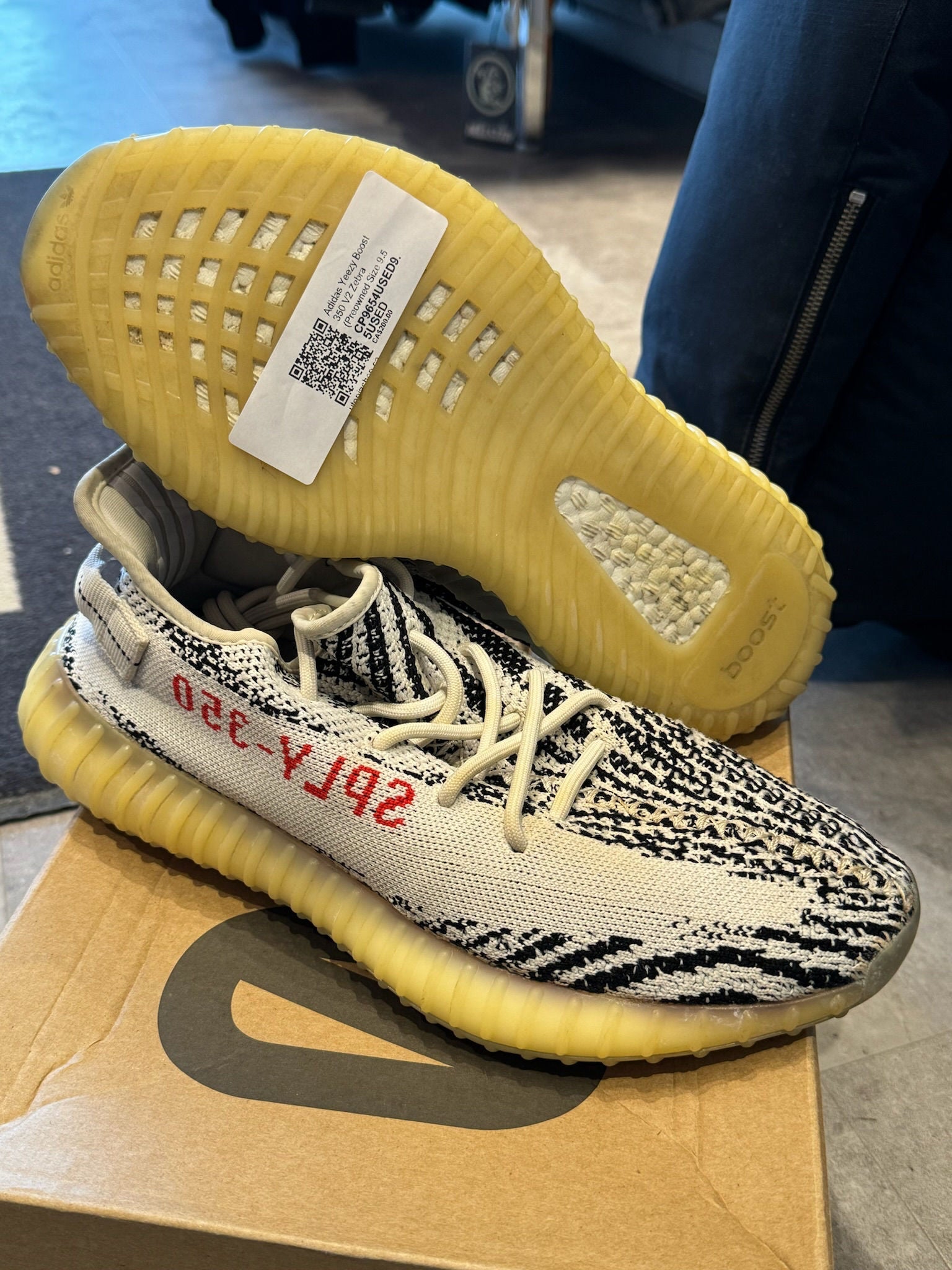 Adidas Yeezy Boost 350 V2 Zebra - Pre-Owned Size 9.5