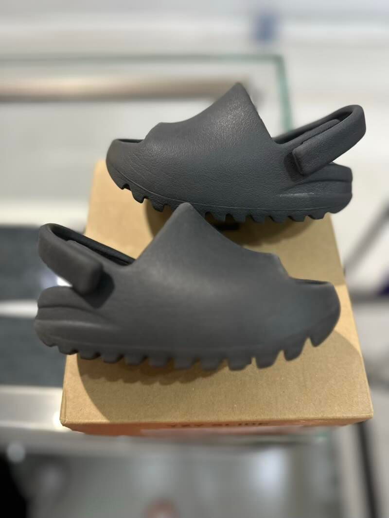 Adidas Yeezy Slide Onyx - Pre-Owned Size 7c