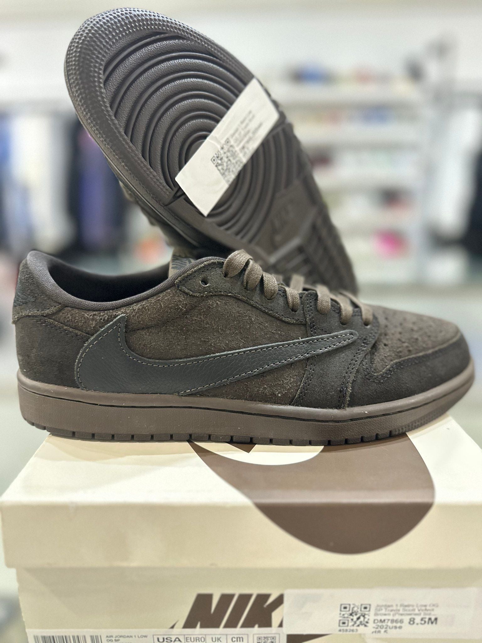 Jordan 1 Retro Low OG SP Travis Scott Velvet Brown - Pre-Owned Size 8.5