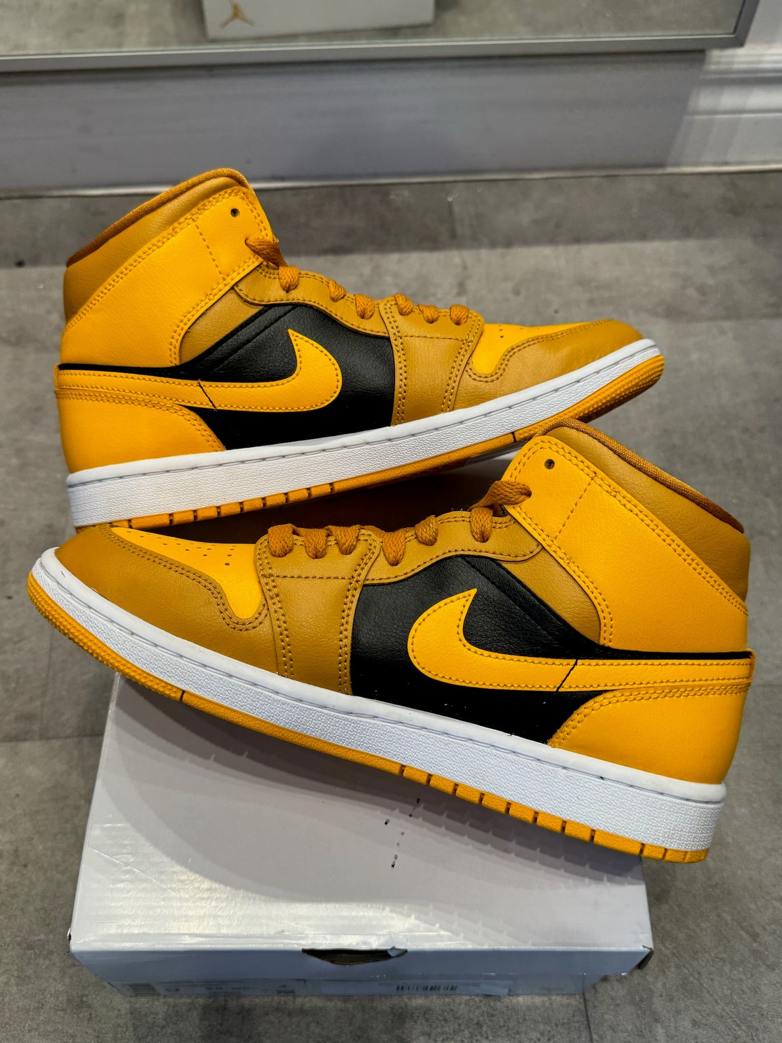 Jordan 1 Mid Chutney Taxi (W) (Preowned)