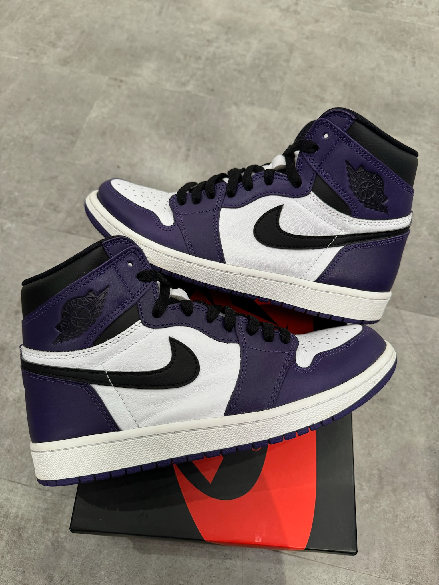 Air Jordan 1 Retro High Court Purple White (Preowned Size 9 9/10)