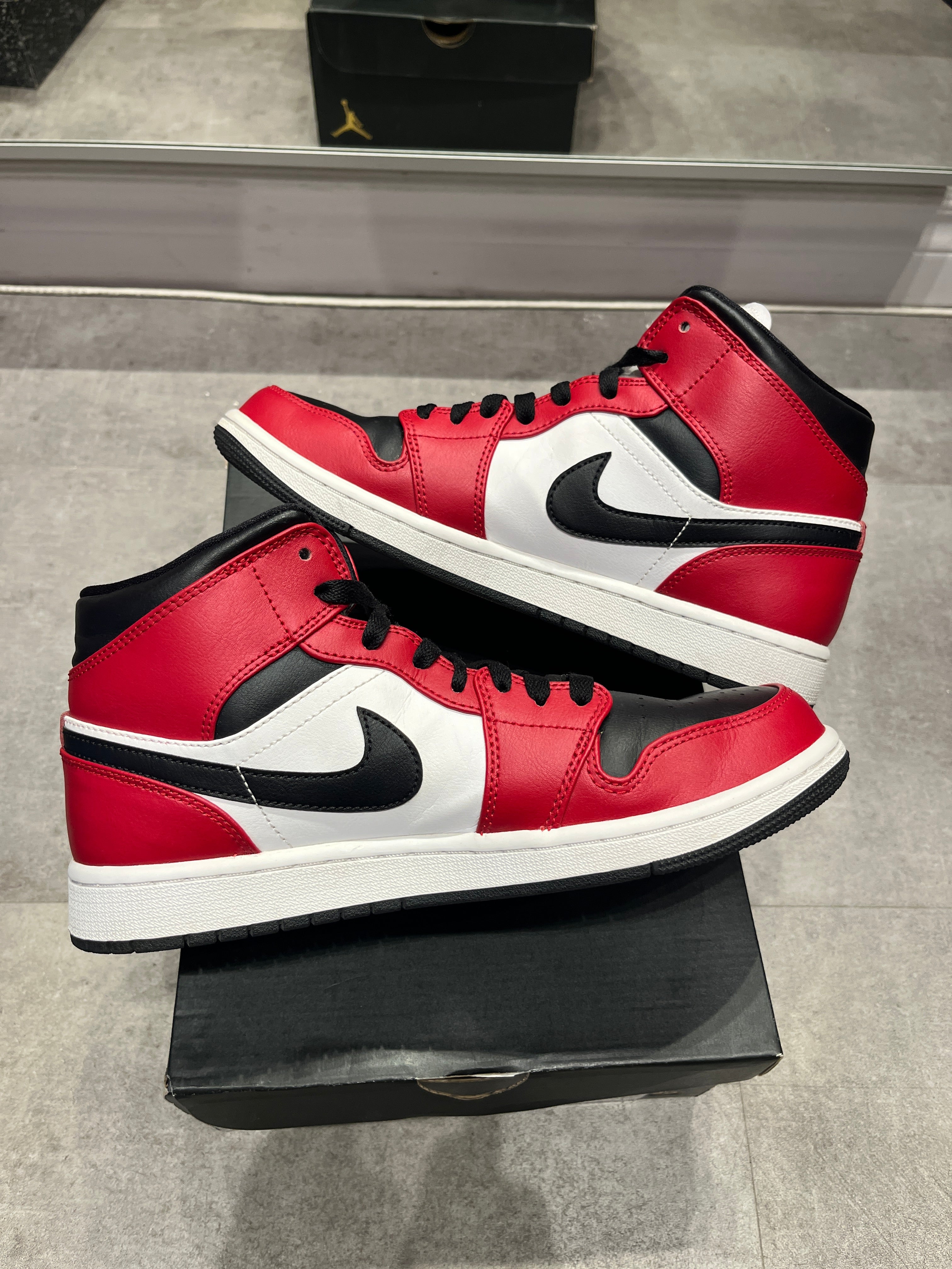 Jordan 1 Mid Chicago Black Toe (Preowned)