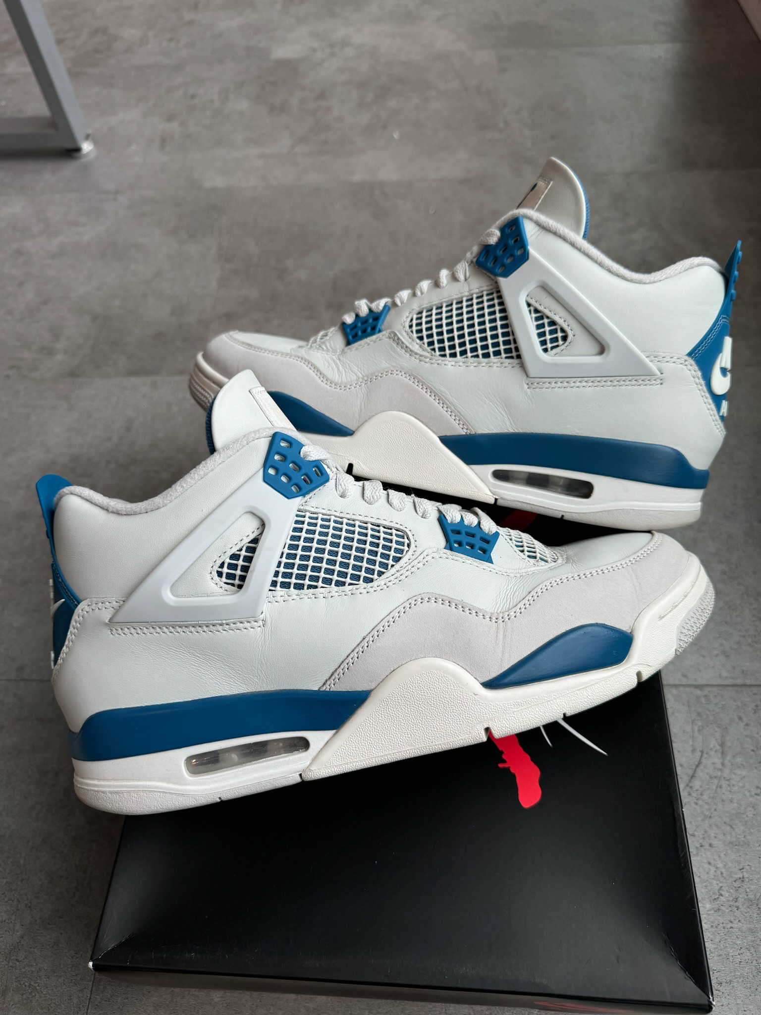 Jordan 4 Retro Military Blue (2024) (Preowned Size 10.5)