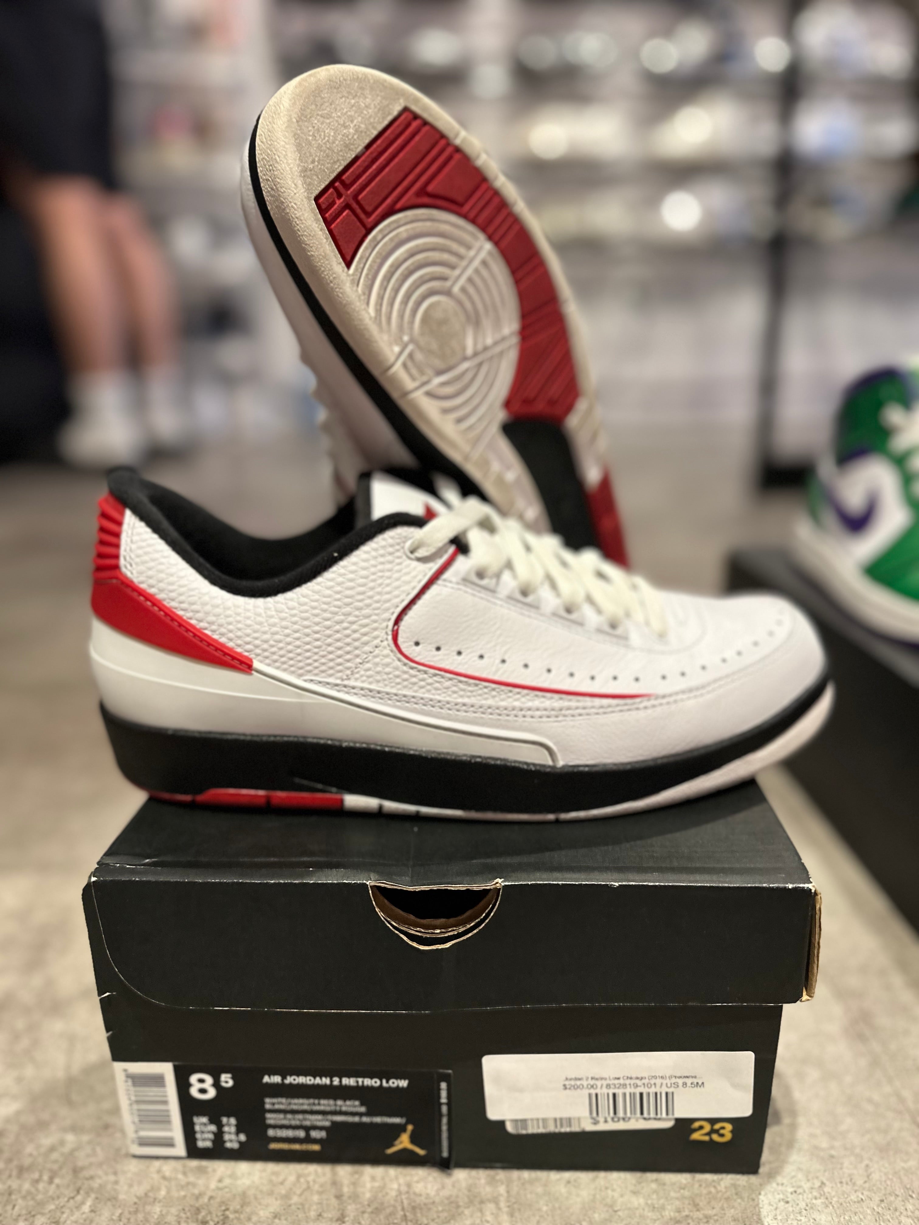 Jordan 2 Retro Low Chicago (2016) (Preowned Size 8.5)