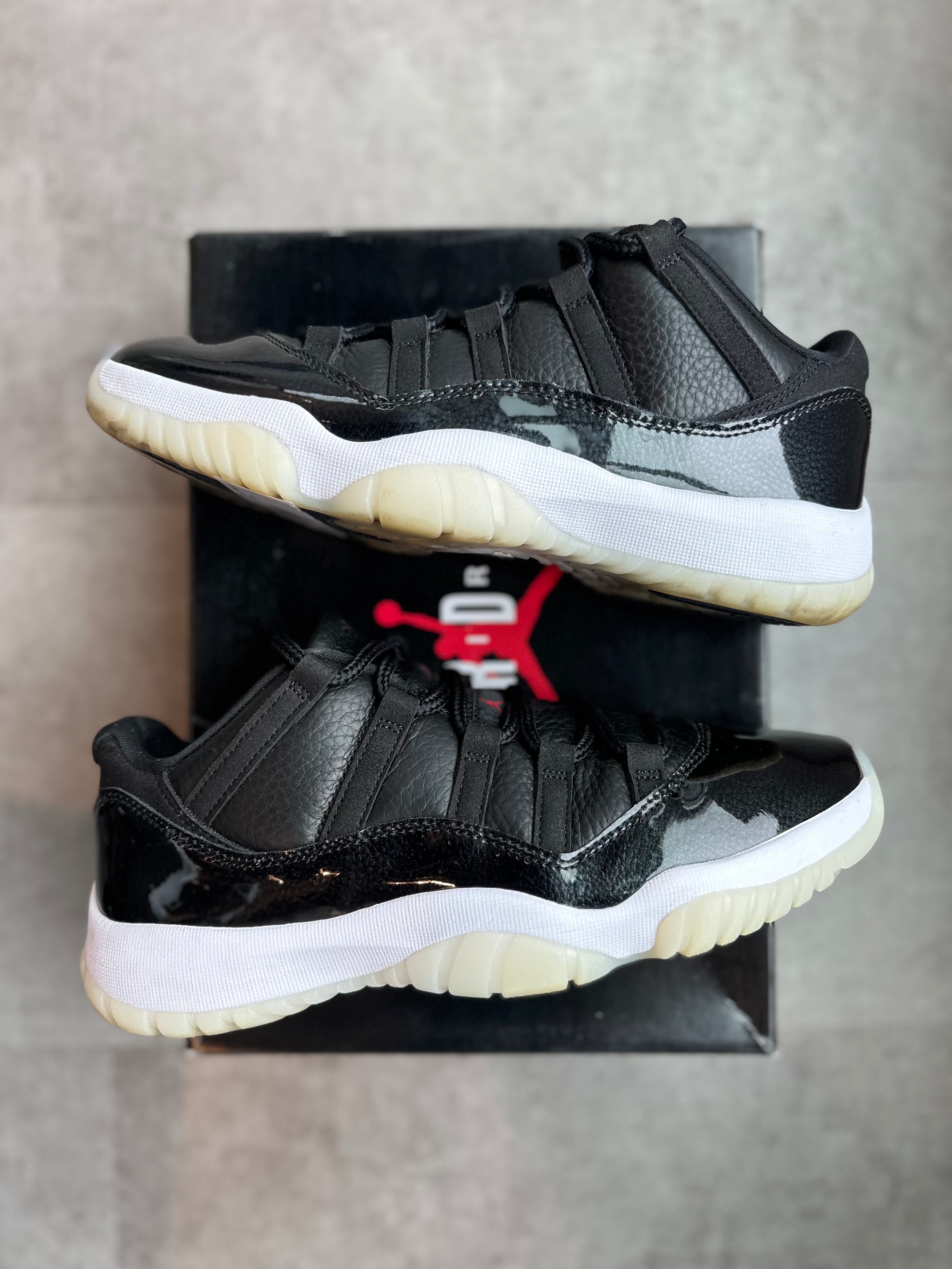 Jordan 11 Retro Low 72-10 (Preowned Size 9)