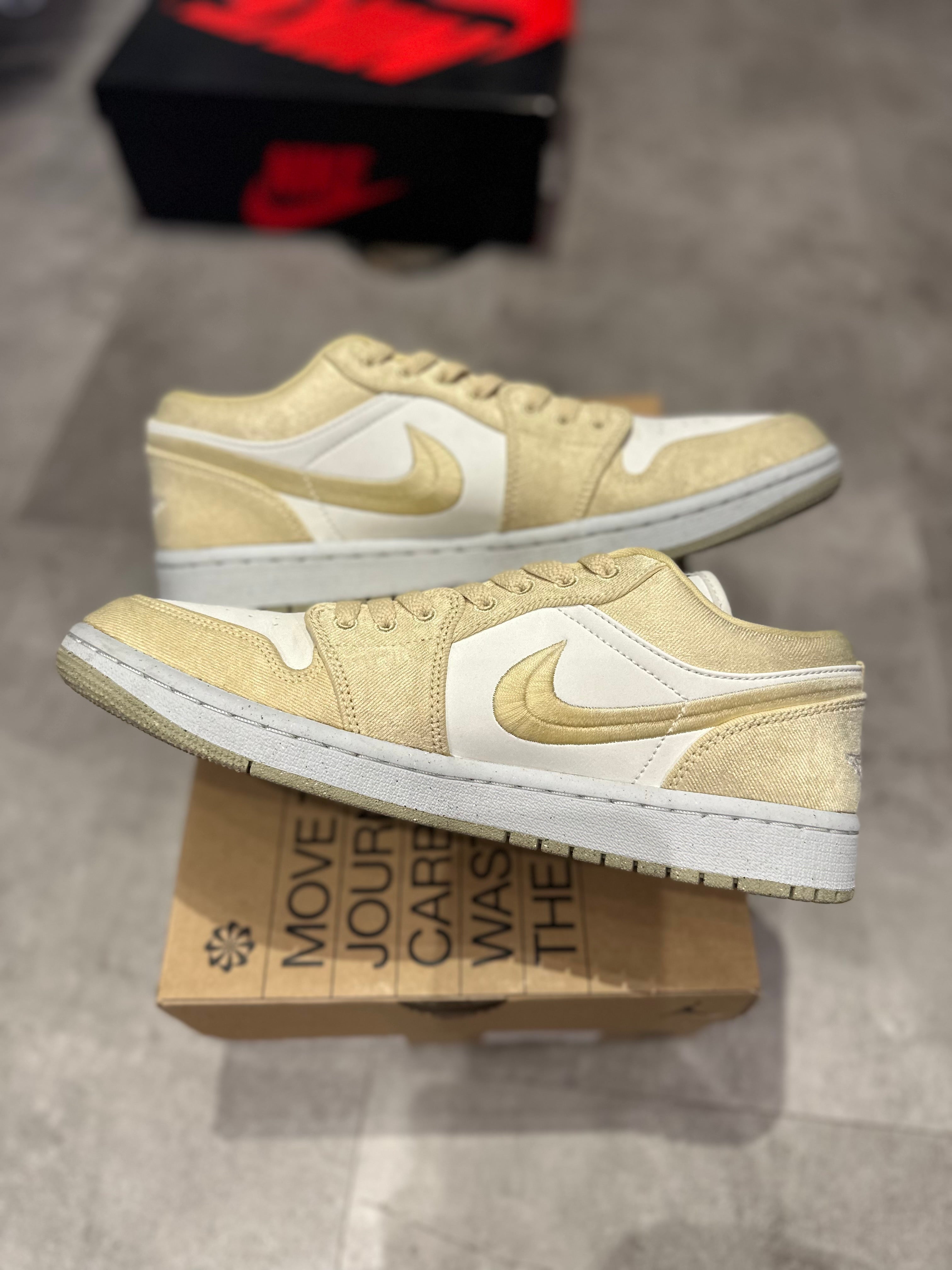 Jordan 1 Low SE Team Gold (Preowned)