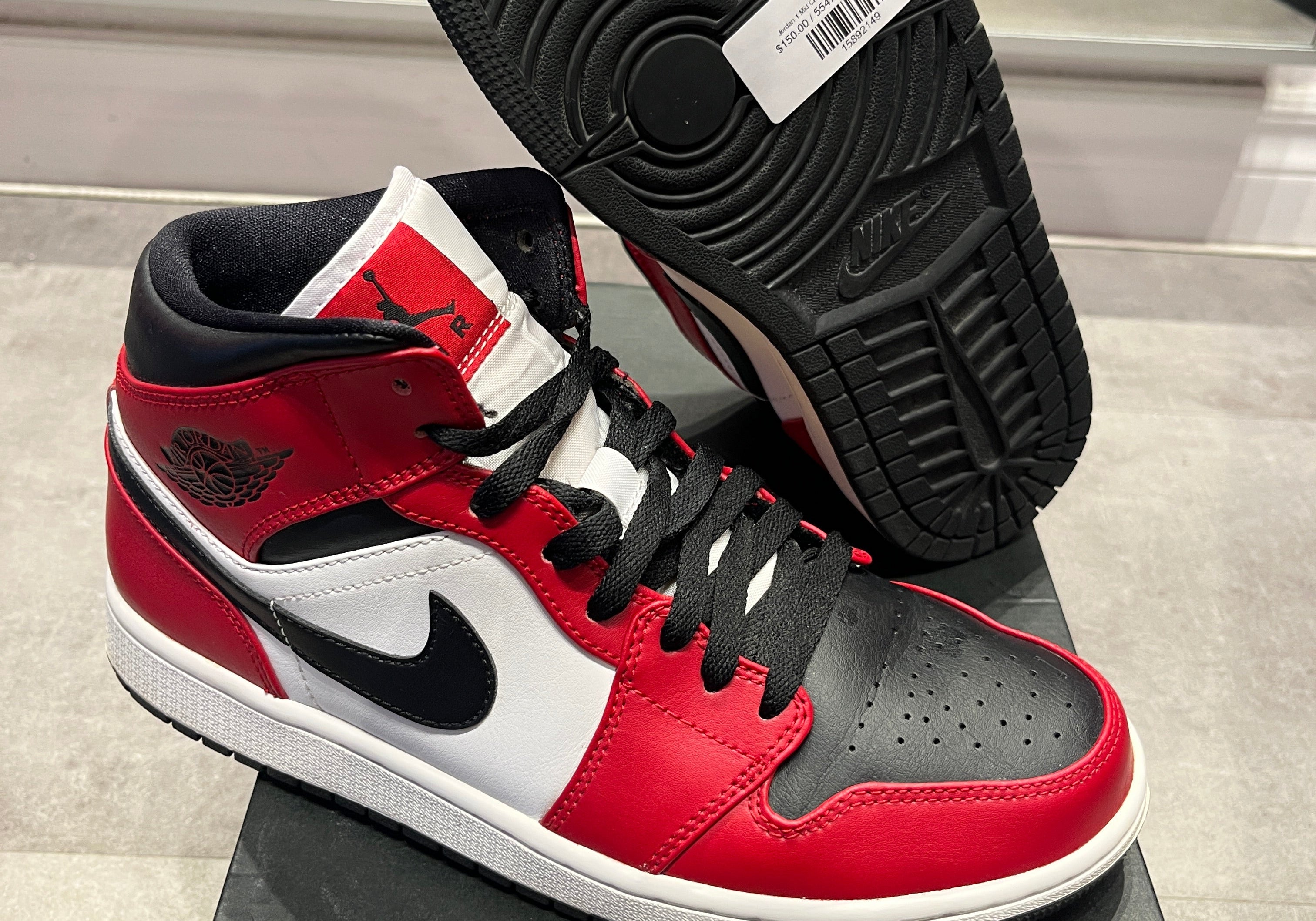 Jordan 1 Mid Chicago Black Toe (Preowned)