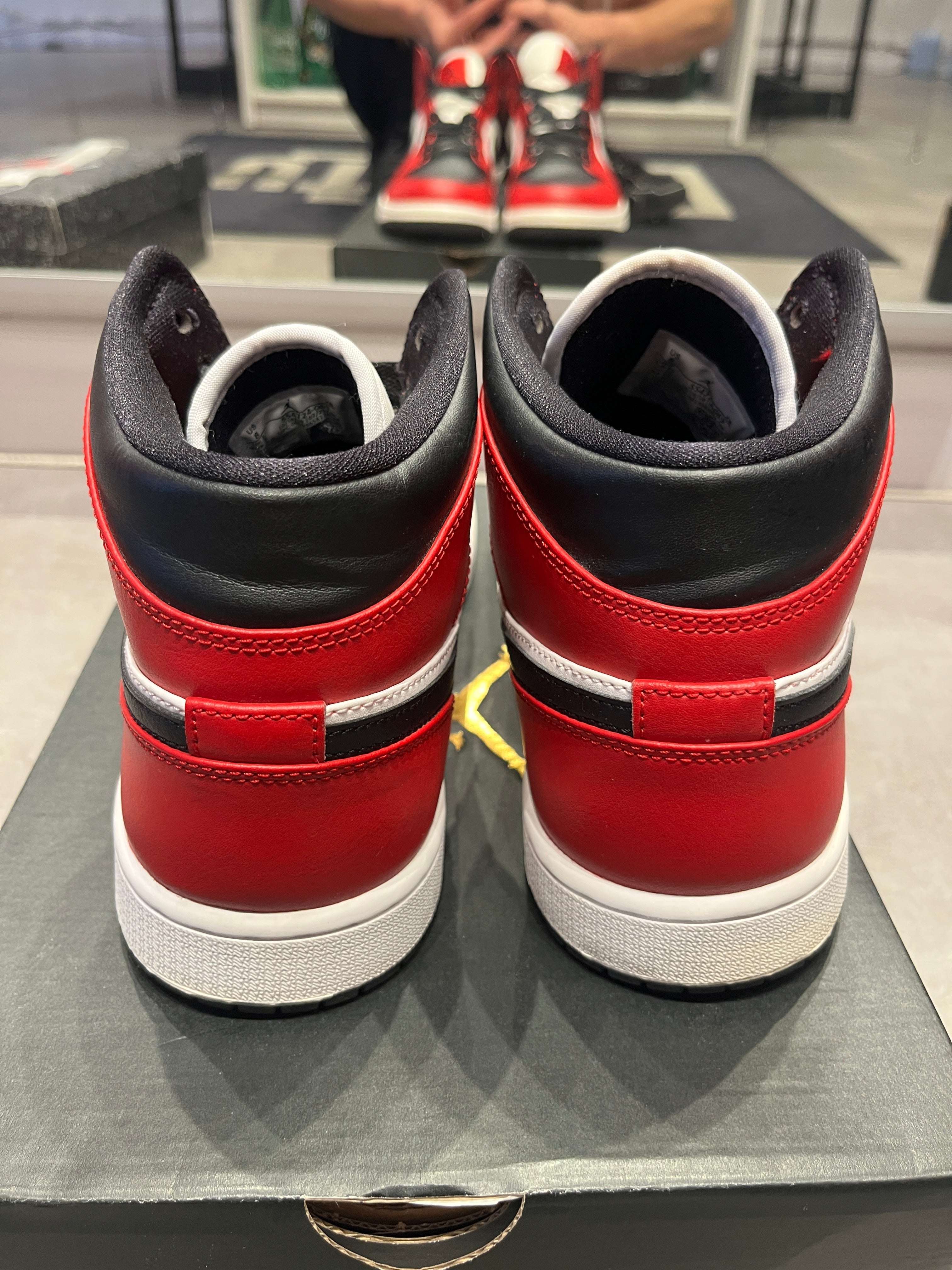 Jordan 1 Mid Chicago Black Toe (Preowned)